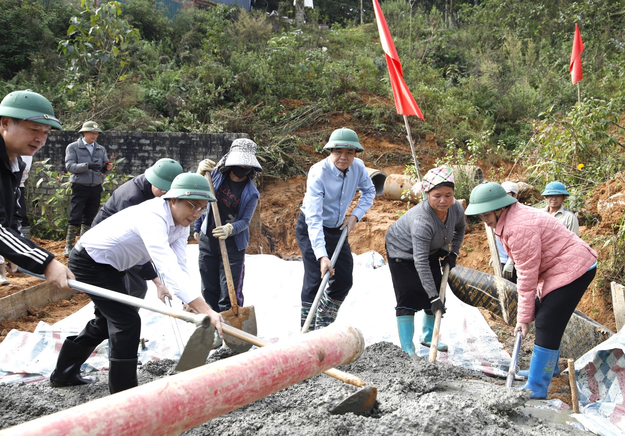 Sa Pa khởi công tuyến đường Suối Hồ 1: Bước nối hạ tầng, lan tỏa diện mạo đô thị du lịch xanh 6 581930294 1374371918032203 6090724090157865530 n