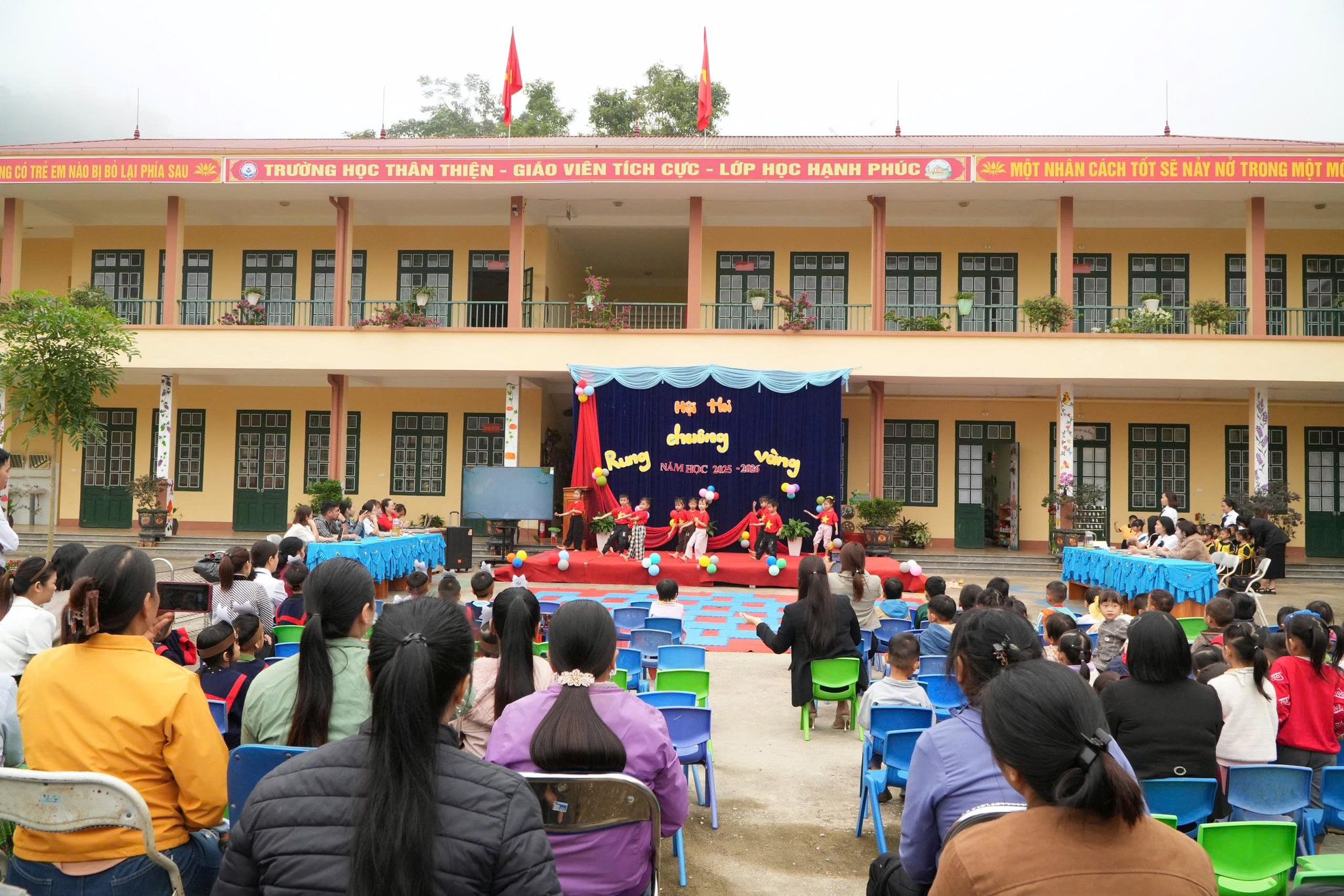 Rộn ràng “Rung chuông vàng” ở Trường MN Xuân Thượng: Ngày hội tri thức nuôi dưỡng ước mơ tuổi thơ 1 581931793 1408675517931470 9017168572278935505 n