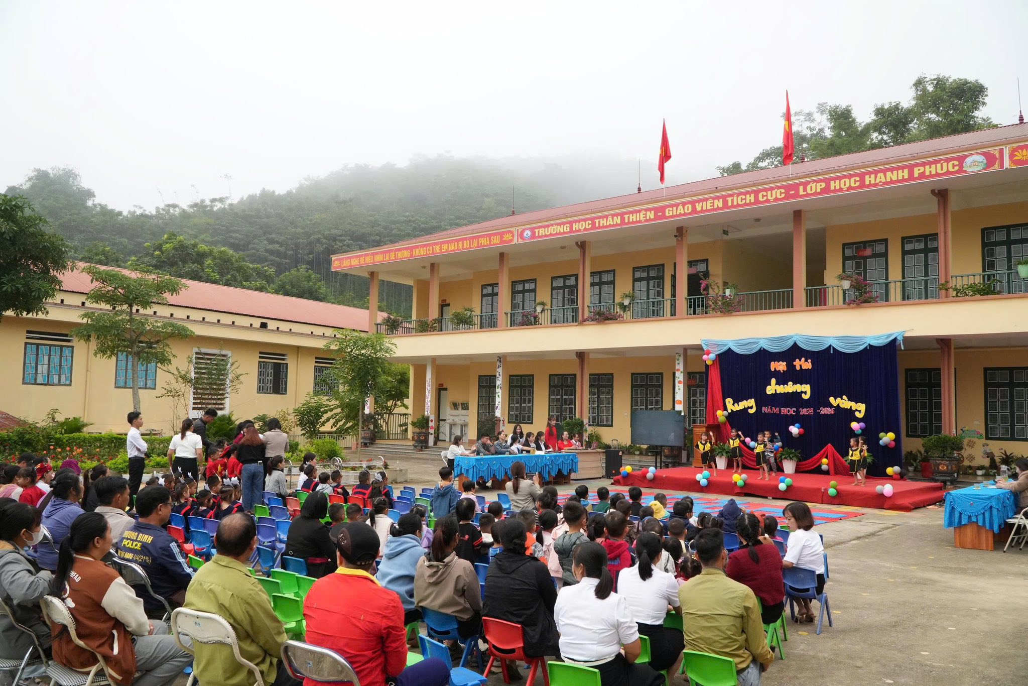 Rộn ràng “Rung chuông vàng” ở Trường MN Xuân Thượng: Ngày hội tri thức nuôi dưỡng ước mơ tuổi thơ 2 581931832 1408678251264530 5988056776673450682 n