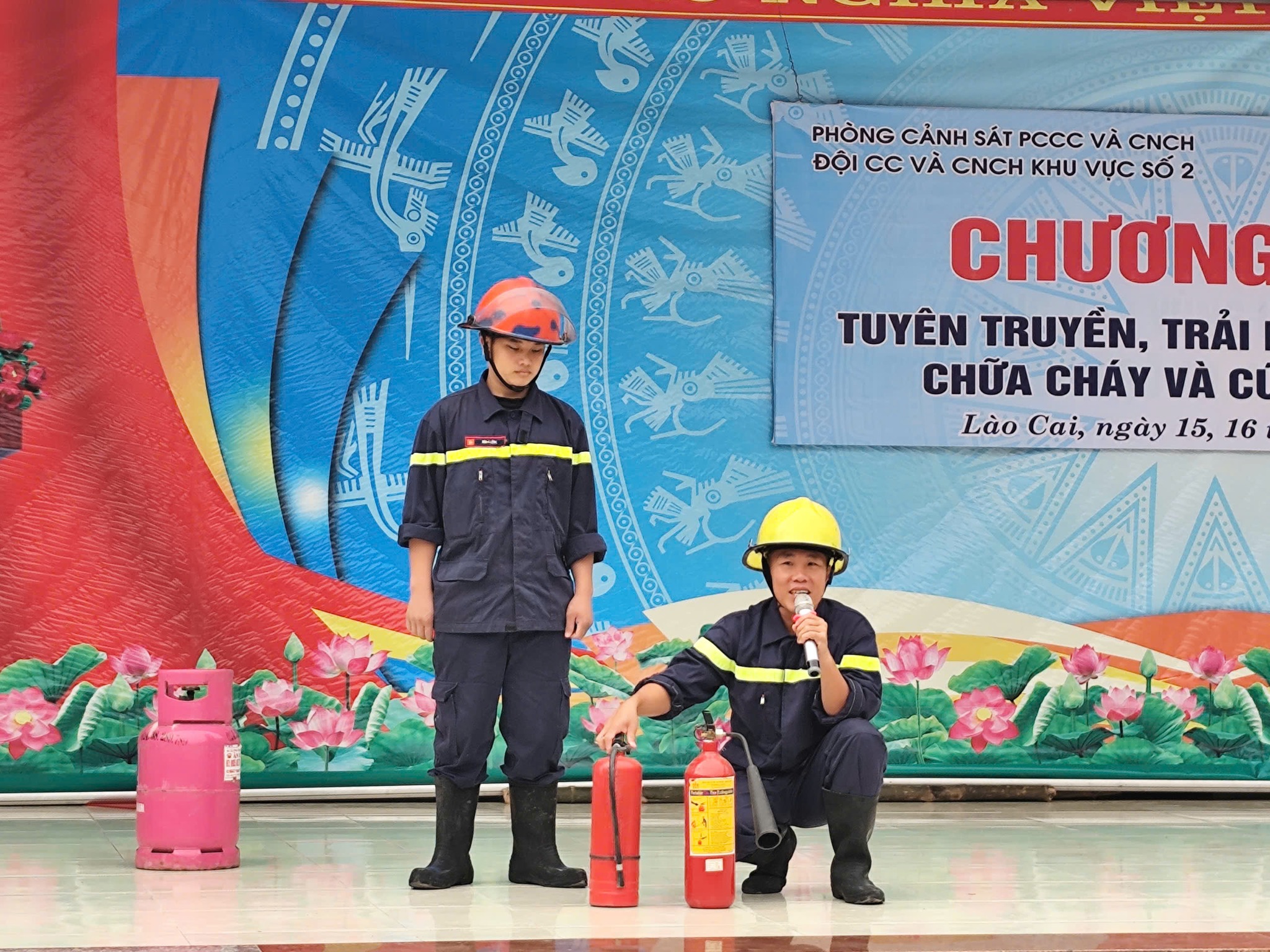 Lào Cai: Hơn 1.200 học sinh THPT được trải nghiệm thực hành chữa cháy và cứu nạn cứu hộ 4 581938720 786099091125437 6852695325132220847 n