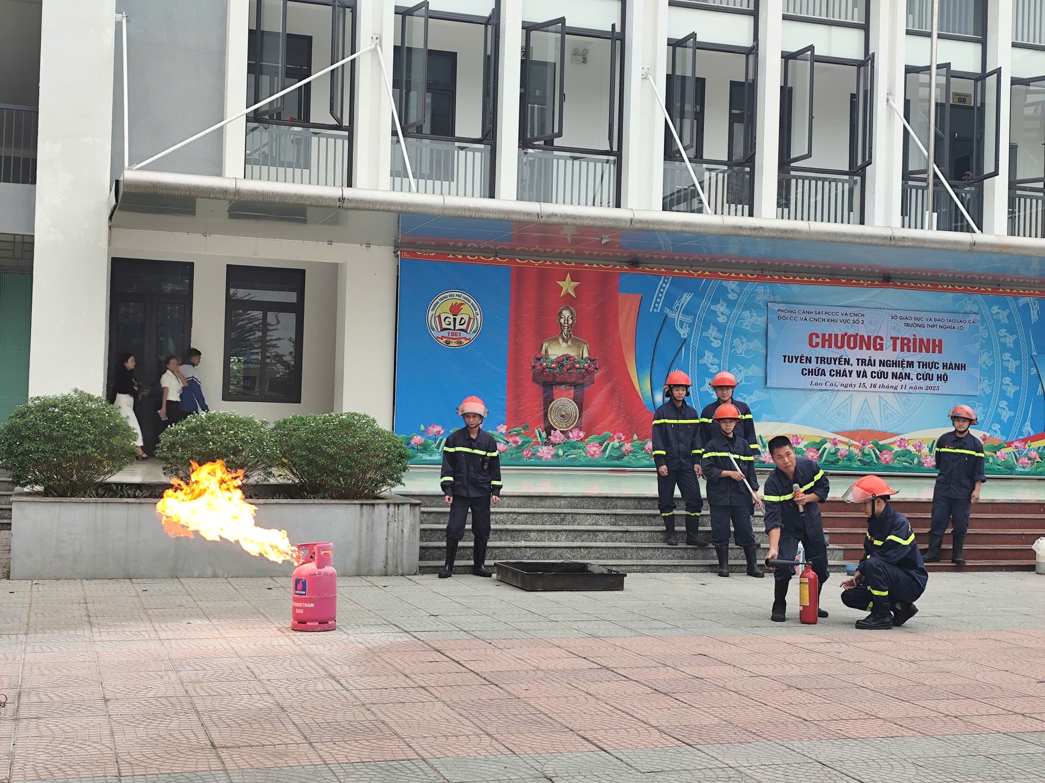 Lào Cai: Hơn 1.200 học sinh THPT được trải nghiệm thực hành chữa cháy và cứu nạn cứu hộ 7 581956522 786099227792090 8141973682708350685 n