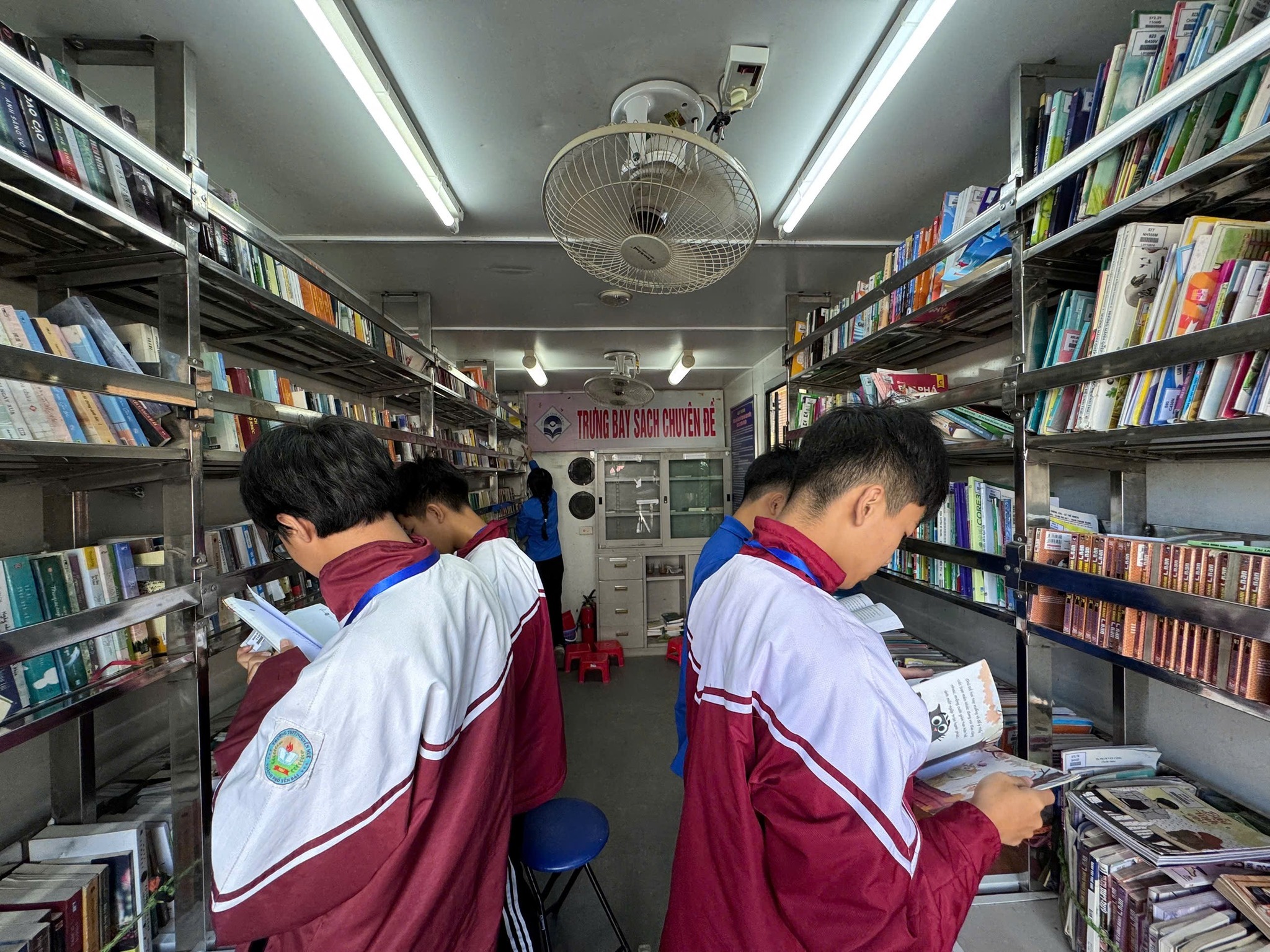 Xe thư viện lưu động mang tri thức về với Trường THPT Nguyễn Huệ, lan tỏa văn hóa đọc giữa đời sống học đường 5 582010910 857950036994652 4994446516883189729 n