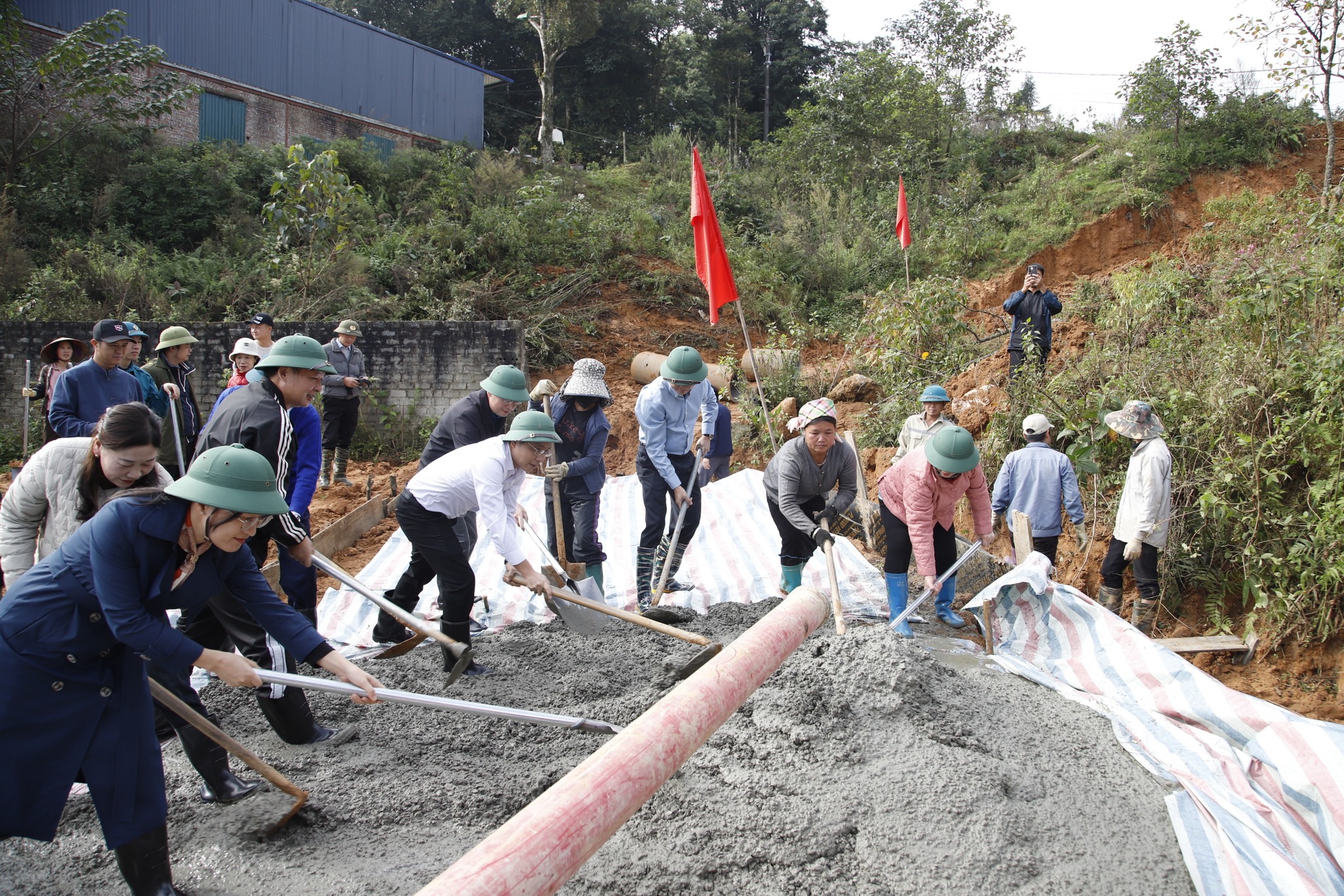 Sa Pa khởi công tuyến đường Suối Hồ 1: Bước nối hạ tầng, lan tỏa diện mạo đô thị du lịch xanh 5 582060800 1374372018032193 5949875850522291628 n