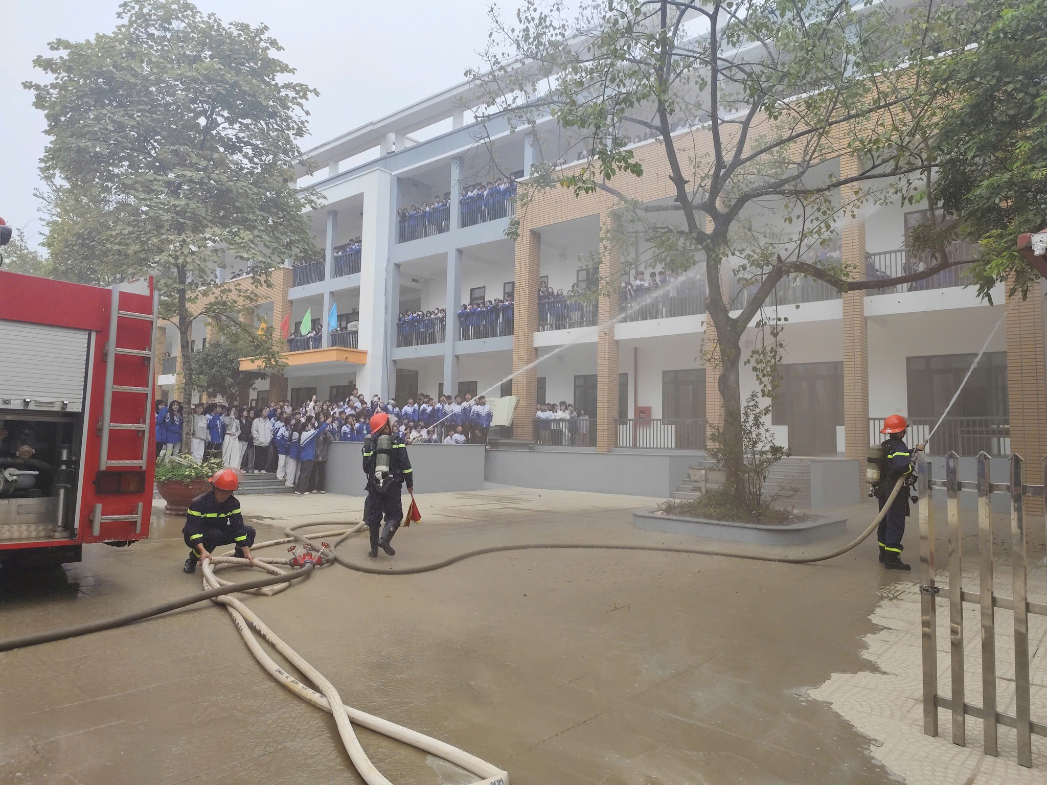 Lào Cai: Hơn 1.200 học sinh THPT được trải nghiệm thực hành chữa cháy và cứu nạn cứu hộ 12 582142913 786099607792052 1605025207483049040 n