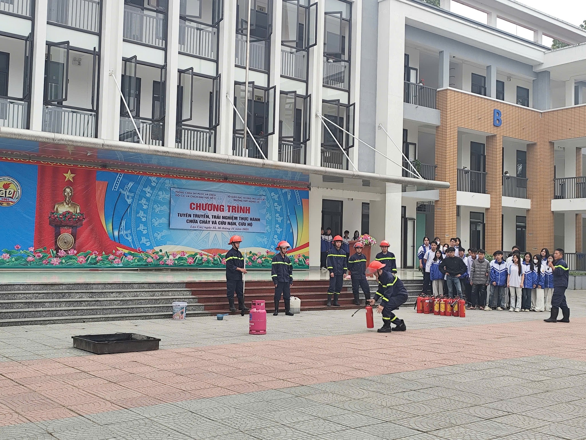 Lào Cai: Hơn 1.200 học sinh THPT được trải nghiệm thực hành chữa cháy và cứu nạn cứu hộ 6 582335819 786099207792092 463404819688535677 n