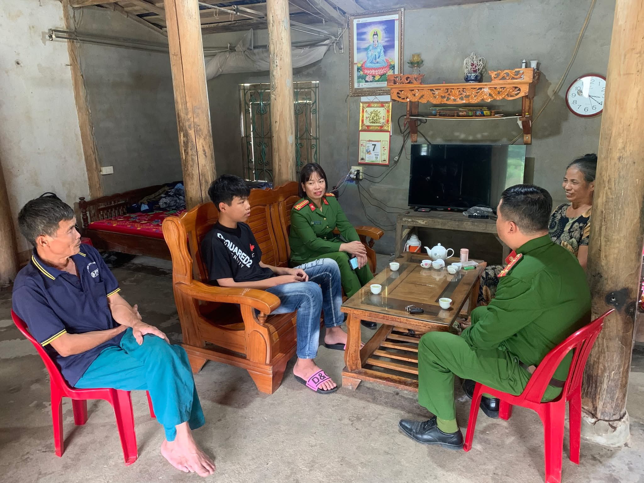 Công an phường Nam Cường tiếp tục đỡ đầu, đồng hành cùng học sinh có hoàn cảnh khó khăn 1 582527627 122146725104938562 9085875560307080553 n