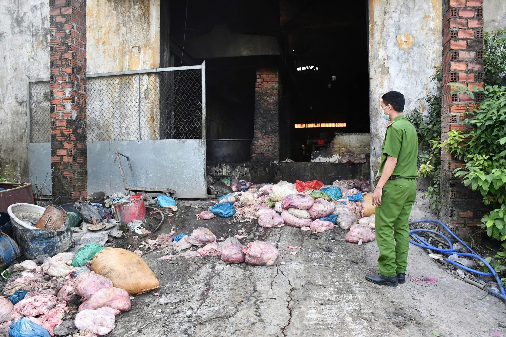 Đà Nẵng phát hiện cơ sở nấu mỡ động vật trái phép giữa nghĩa trang 15 582546373 122137112936946481 4428806308261682811 n