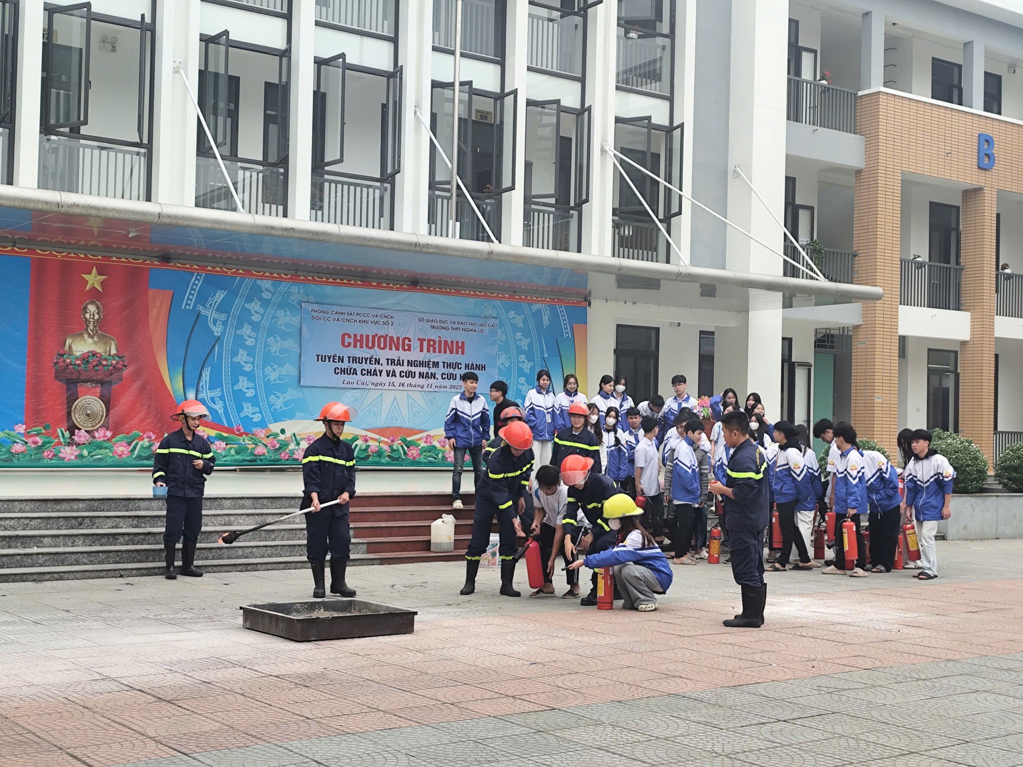 Lào Cai: Hơn 1.200 học sinh THPT được trải nghiệm thực hành chữa cháy và cứu nạn cứu hộ 10 582652860 786099381125408 7256240177125744230 n