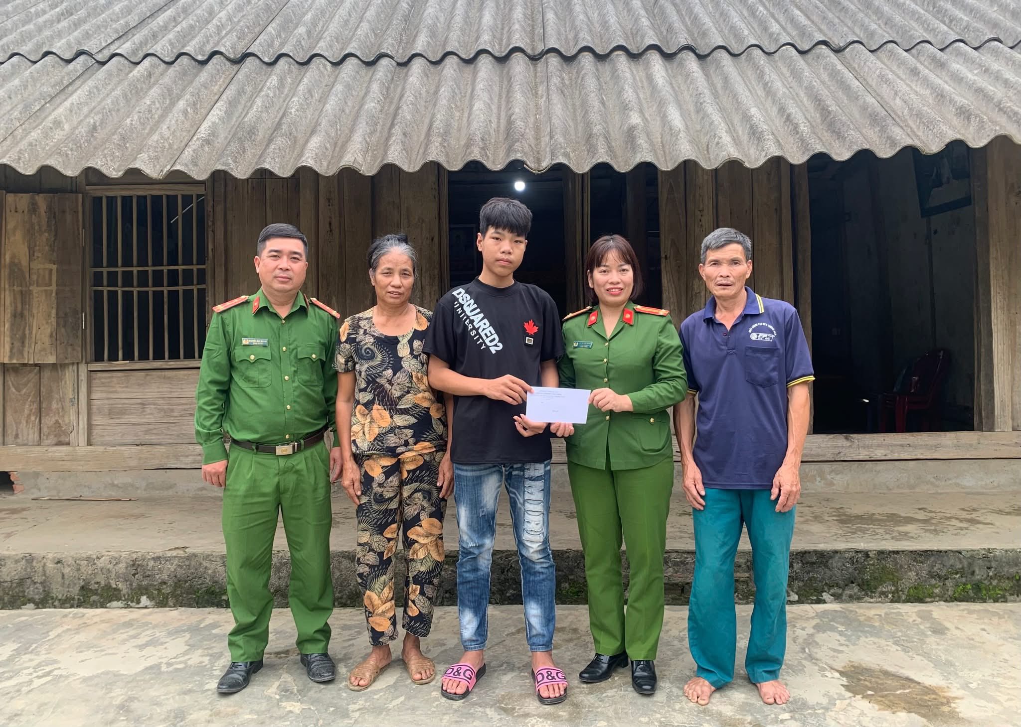 Công an phường Nam Cường tiếp tục đỡ đầu, đồng hành cùng học sinh có hoàn cảnh khó khăn 3 583089882 122146725092938562 2072361119545317680 n