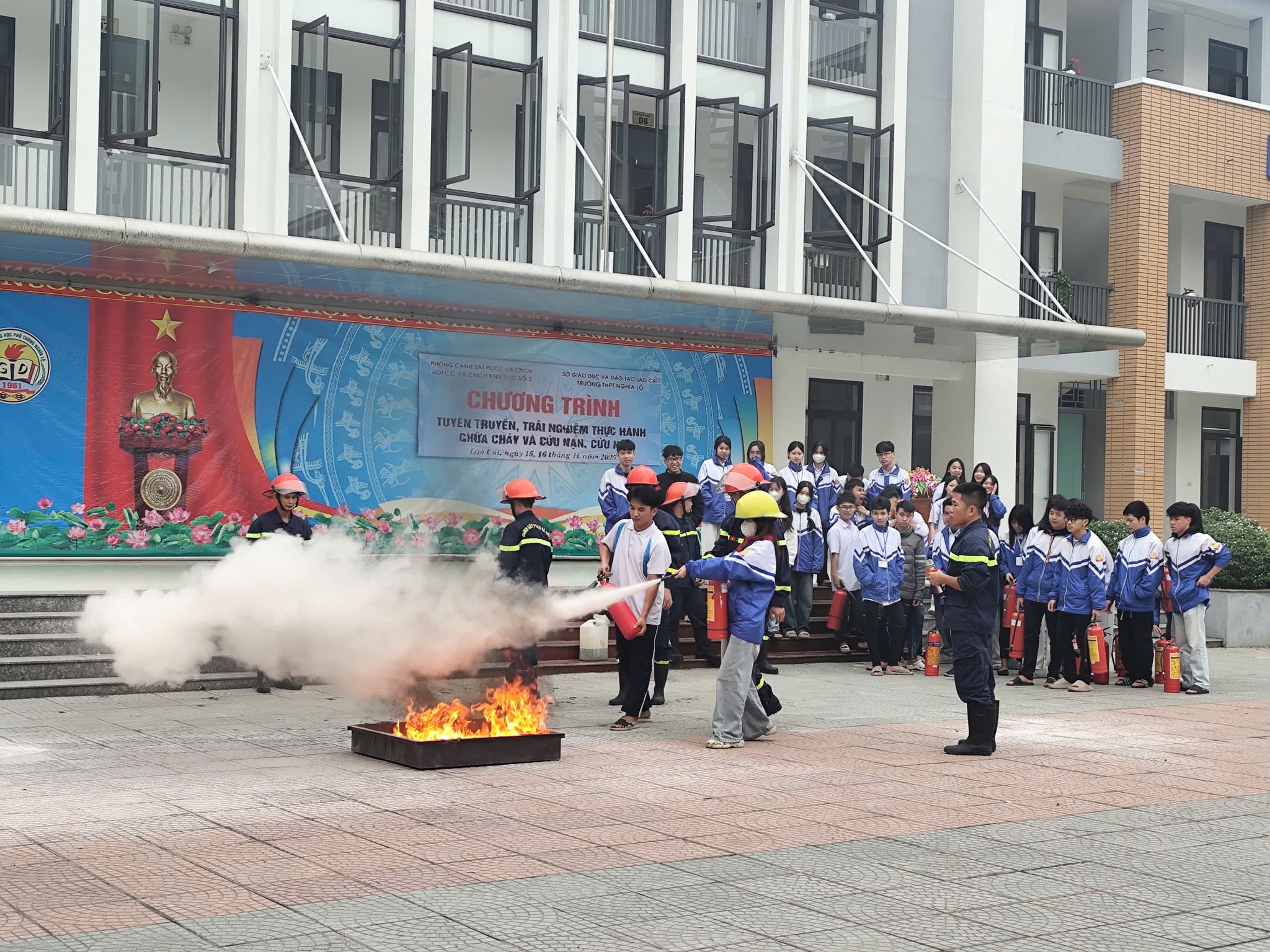 Lào Cai: Hơn 1.200 học sinh THPT được trải nghiệm thực hành chữa cháy và cứu nạn cứu hộ 9 584032694 786099347792078 2714722236129466732 n