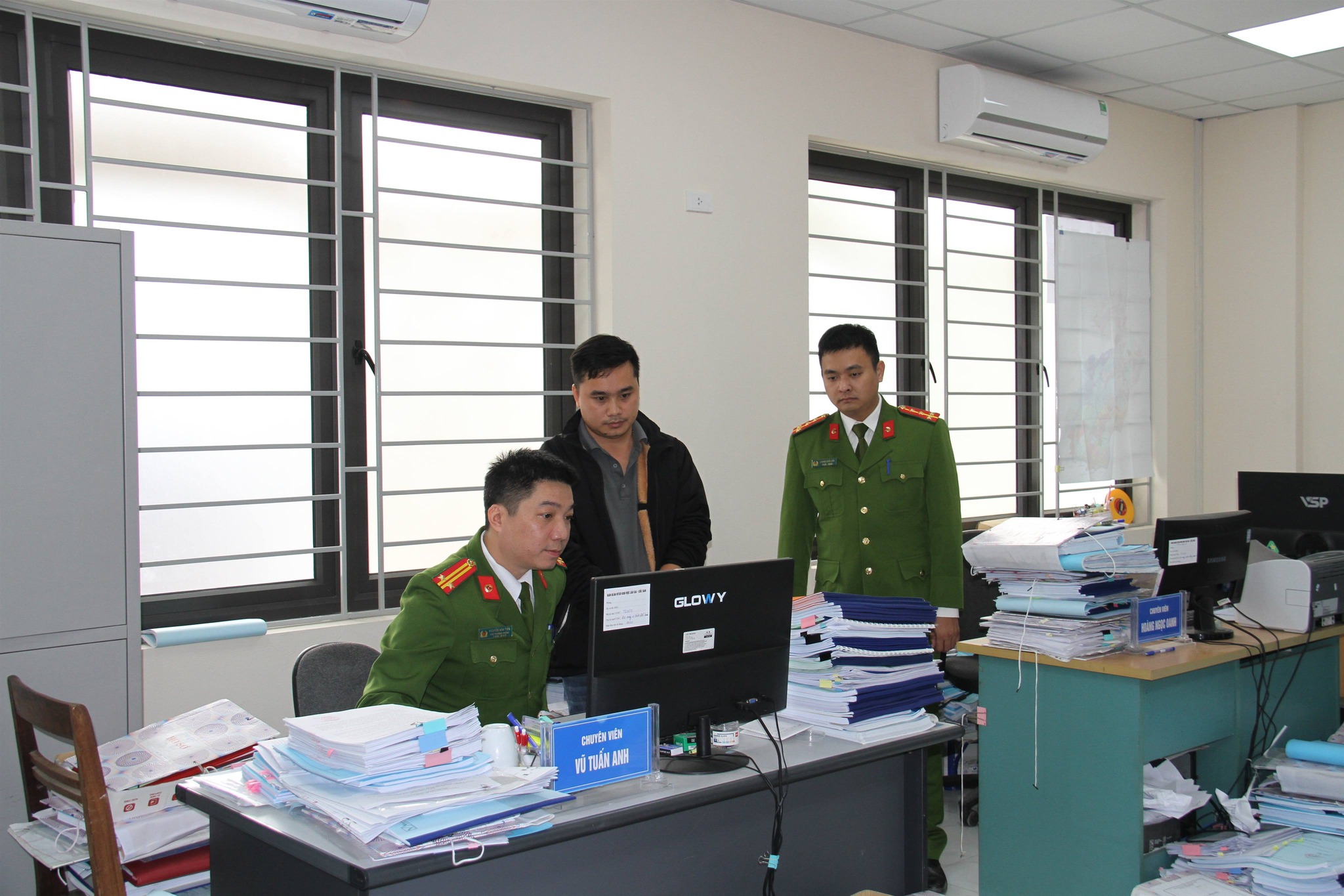 Lào Cai khởi tố, bắt 4 bị can trong vụ lan can đá bờ sông Hồng gãy đổ sau bão Yagi: Làm rõ trách nhiệm, chấn chỉnh kỷ cương xây dựng 3 584514657 2576341542721756 5563835814974775316 n