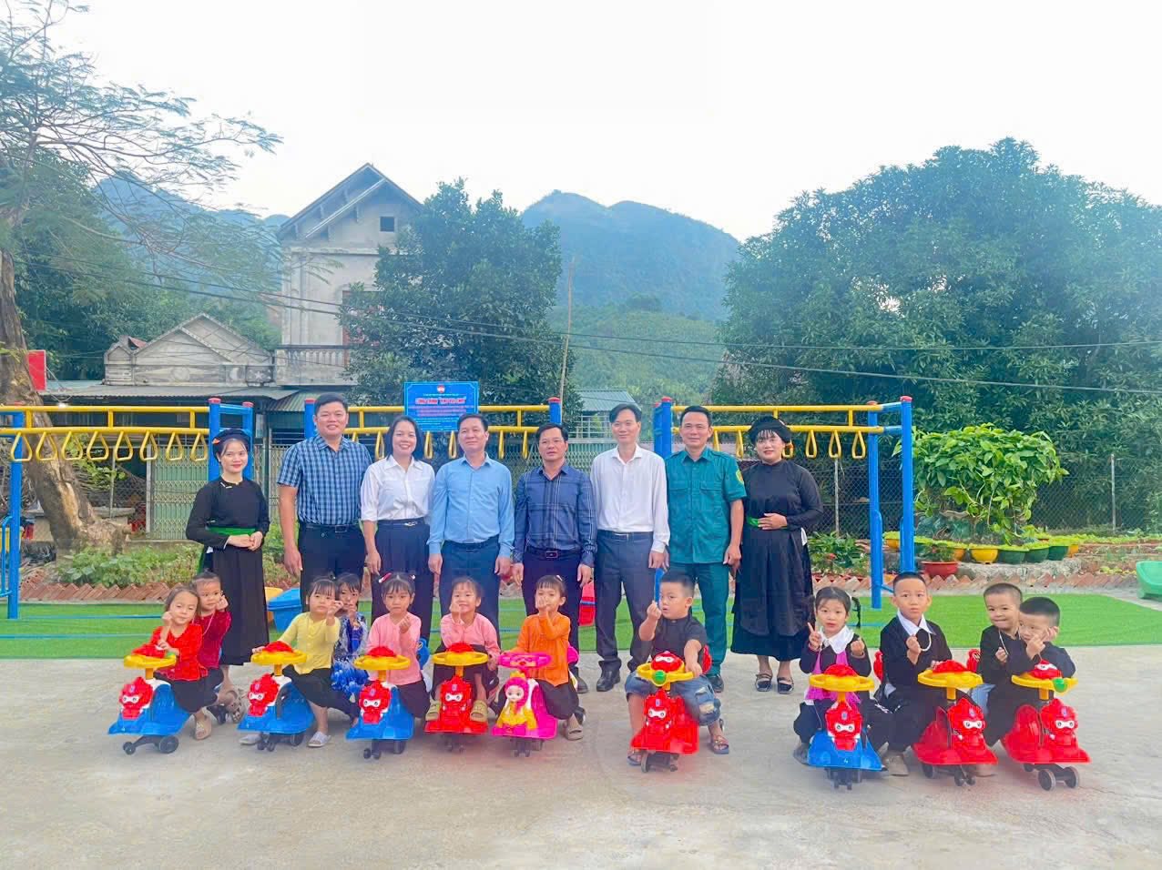 Xuân Hòa khánh thành khu vui chơi mới tại điểm trường Gia Mải: Không gian an toàn – lành mạnh cho trẻ em vùng cao 4 584665687 1411808000951555 2806405971030580484 n