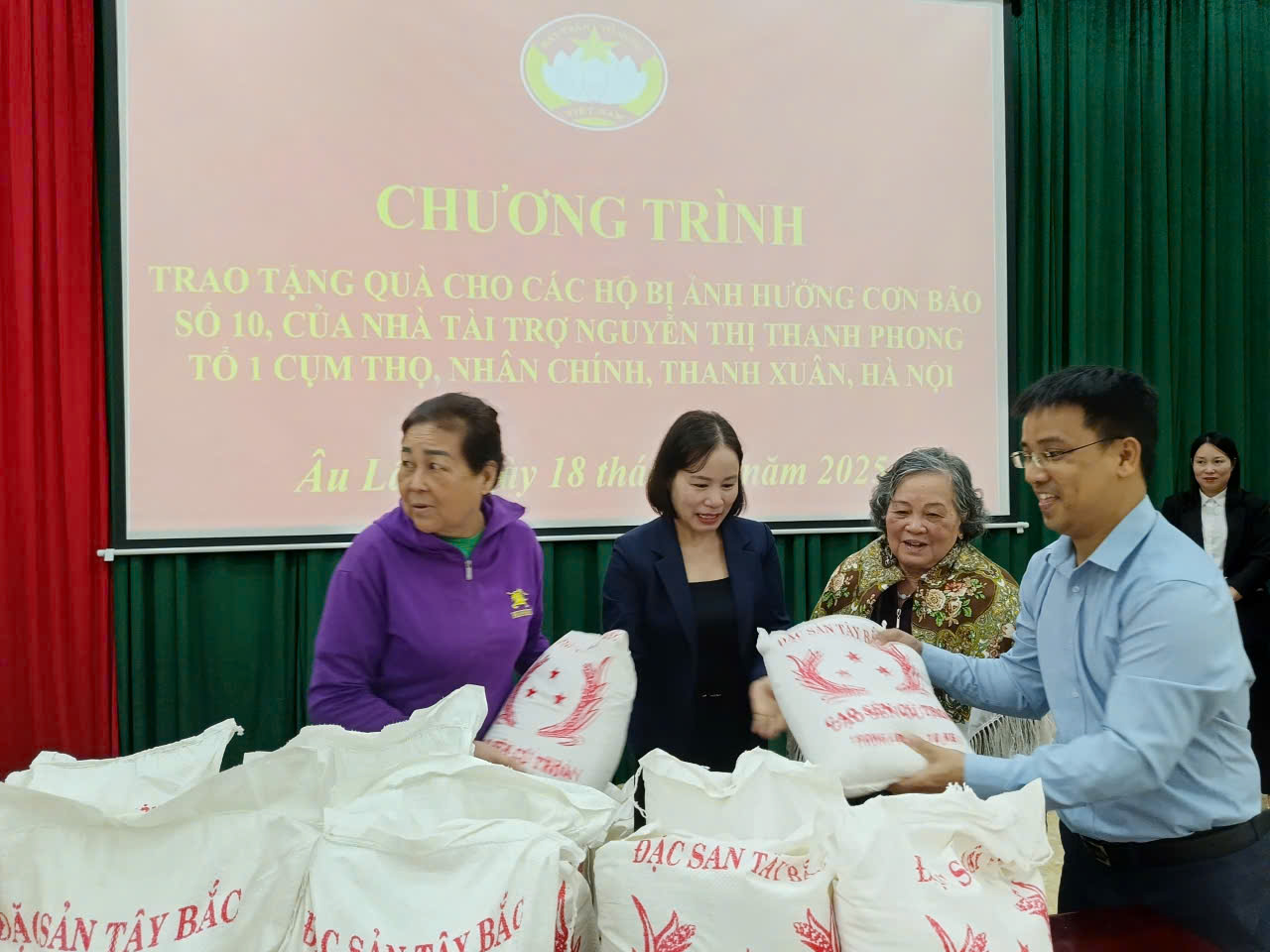 Một tấm lòng, trăm niềm vui: Quà nghĩa tình gửi đến người dân Âu Lâu 1 584672684 122144148278920501 4583823152324558198 n