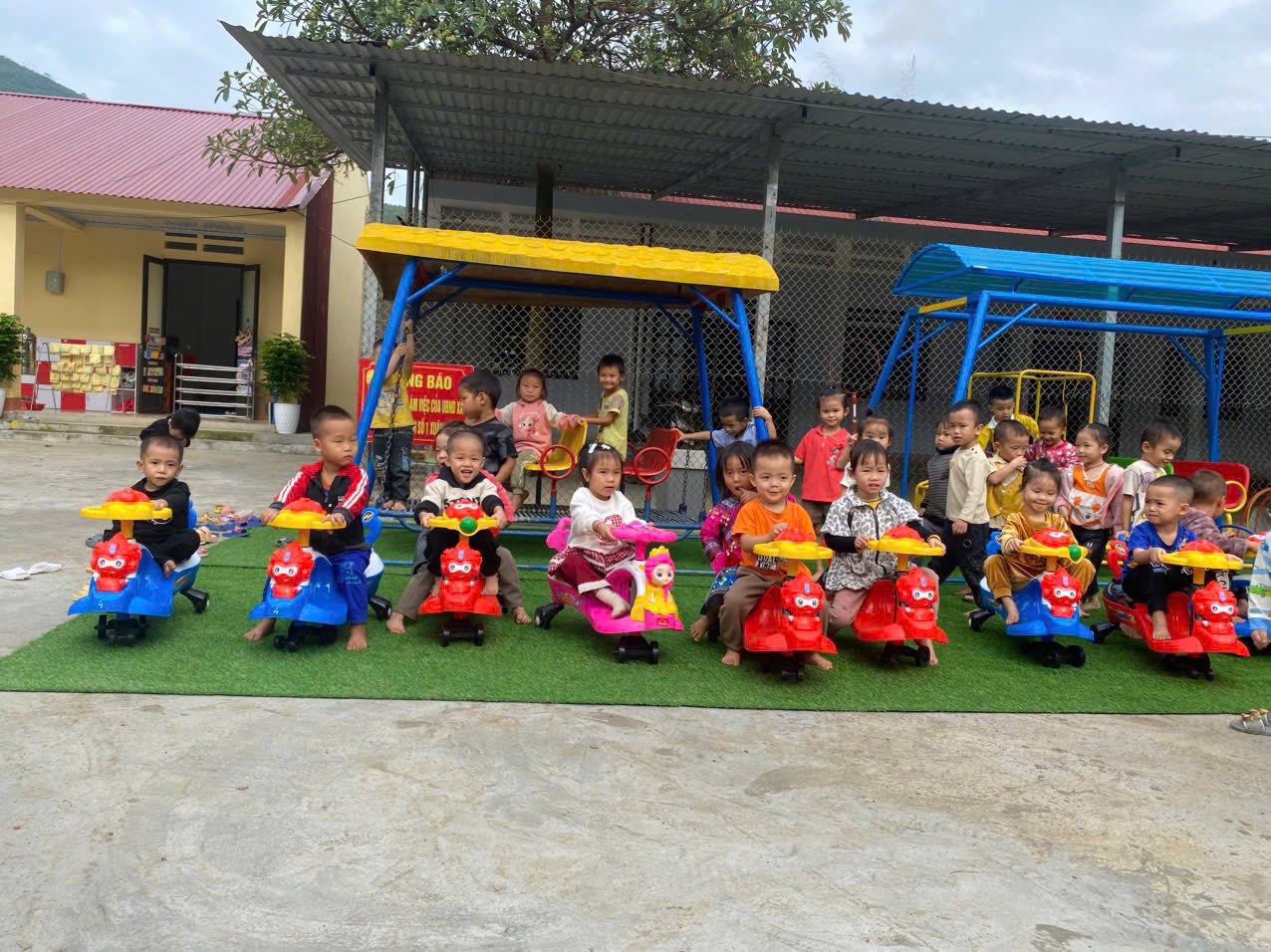 Xuân Hòa khánh thành khu vui chơi mới tại điểm trường Gia Mải: Không gian an toàn – lành mạnh cho trẻ em vùng cao 2 584725778 1411808044284884 292578643170499207 n