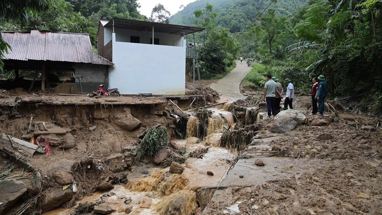 Lào Cai: Tưởng Bị Giăng Bẫy, Báo CAX Xong Mới Hay Trúng iPhone 17 Thật 2 Ông Lý ở thôn Ít Nộc là thôn bị thiệt hại nặng nề do mưa lũ trong cơn bão số 10.