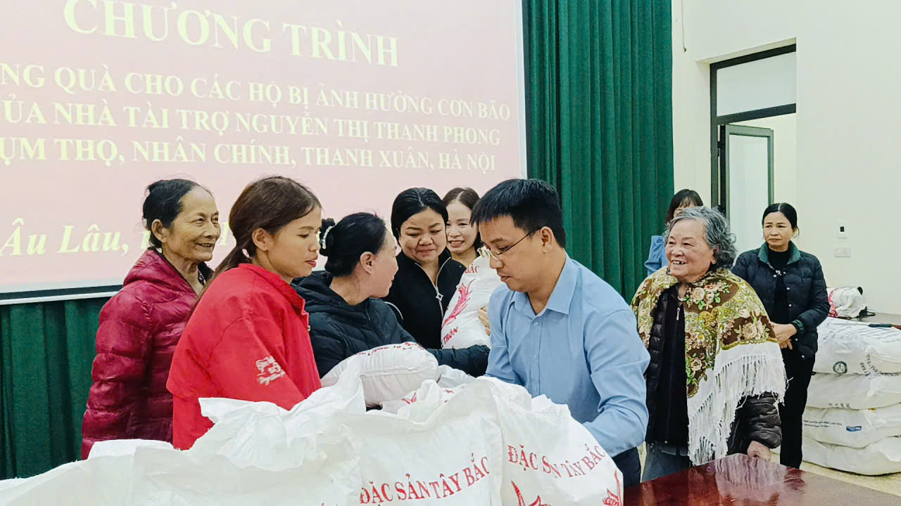 Một tấm lòng, trăm niềm vui: Quà nghĩa tình gửi đến người dân Âu Lâu 2 585407011 122144148212920501 6969593363678679191 n