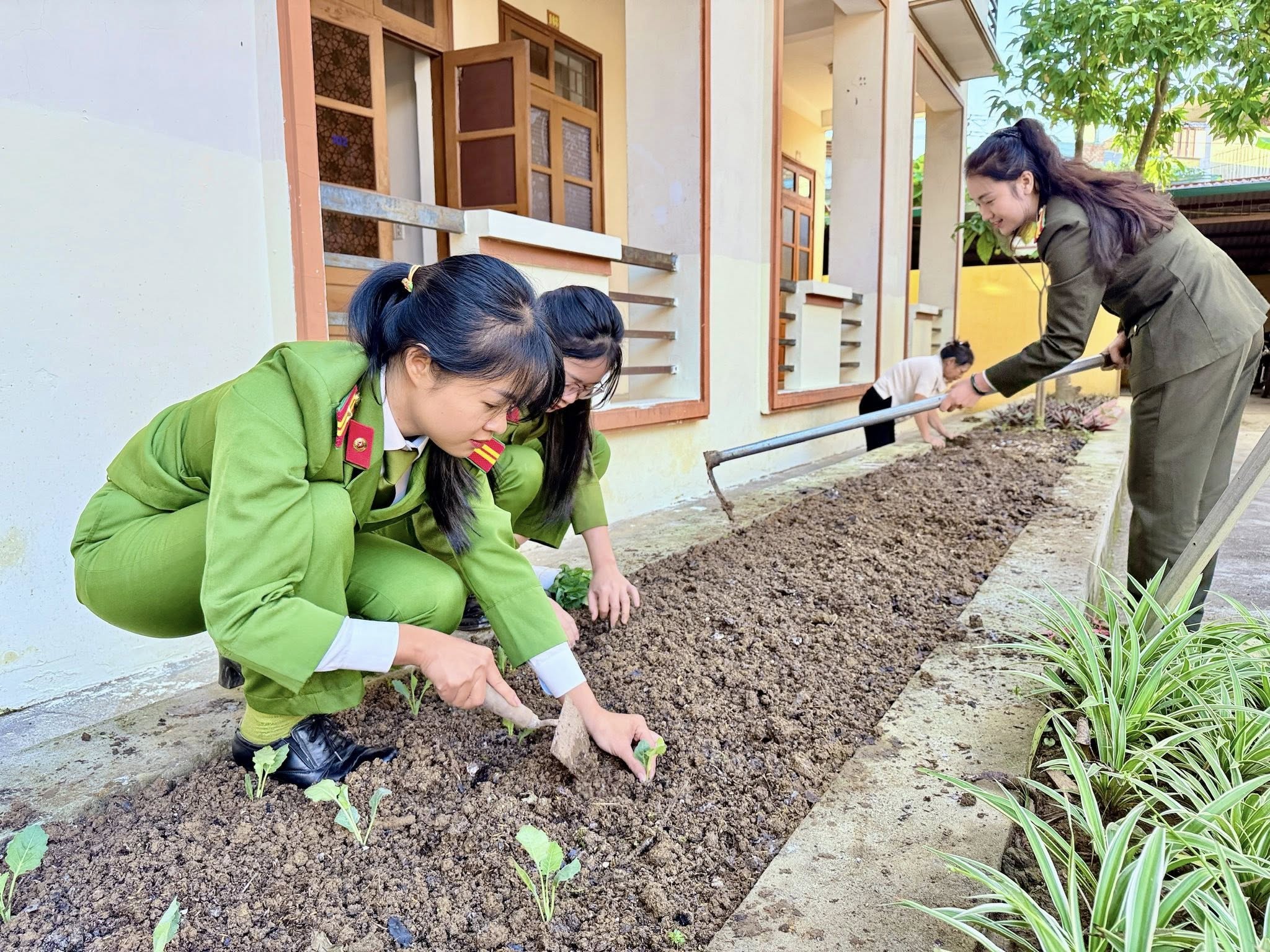 Tuổi trẻ Công an tỉnh Lào Cai ra quân “Ngày Chủ nhật xanh”: Lan tỏa lối sống xanh, dựng xây môi trường bền vững 6 586640050 1165142625809951 3228245895915231982 n