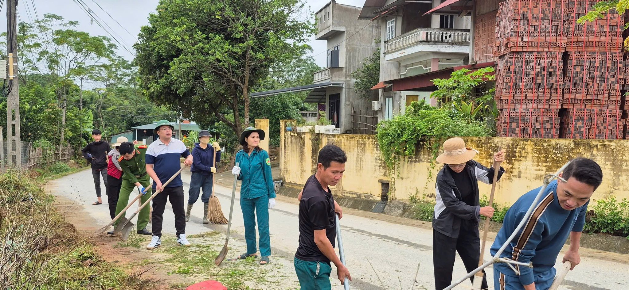 Tuổi trẻ Công an tỉnh Lào Cai ra quân “Ngày Chủ nhật xanh”: Lan tỏa lối sống xanh, dựng xây môi trường bền vững 12 587396212 1165143902476490 321077434074705653 n