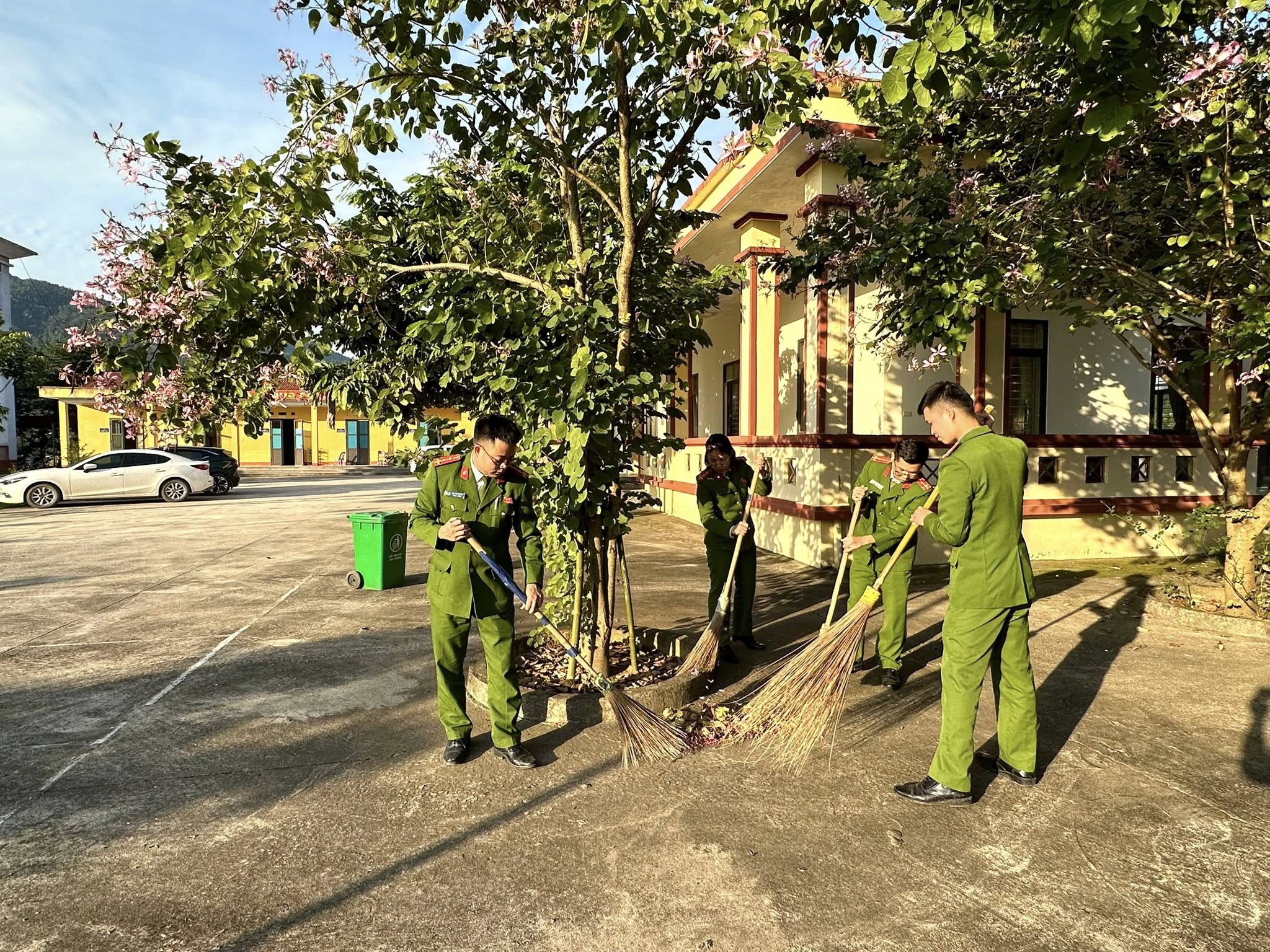 Tuổi trẻ Công an tỉnh Lào Cai ra quân “Ngày Chủ nhật xanh”: Lan tỏa lối sống xanh, dựng xây môi trường bền vững 3 588355207 1203293638670778 6955448557110566595 n