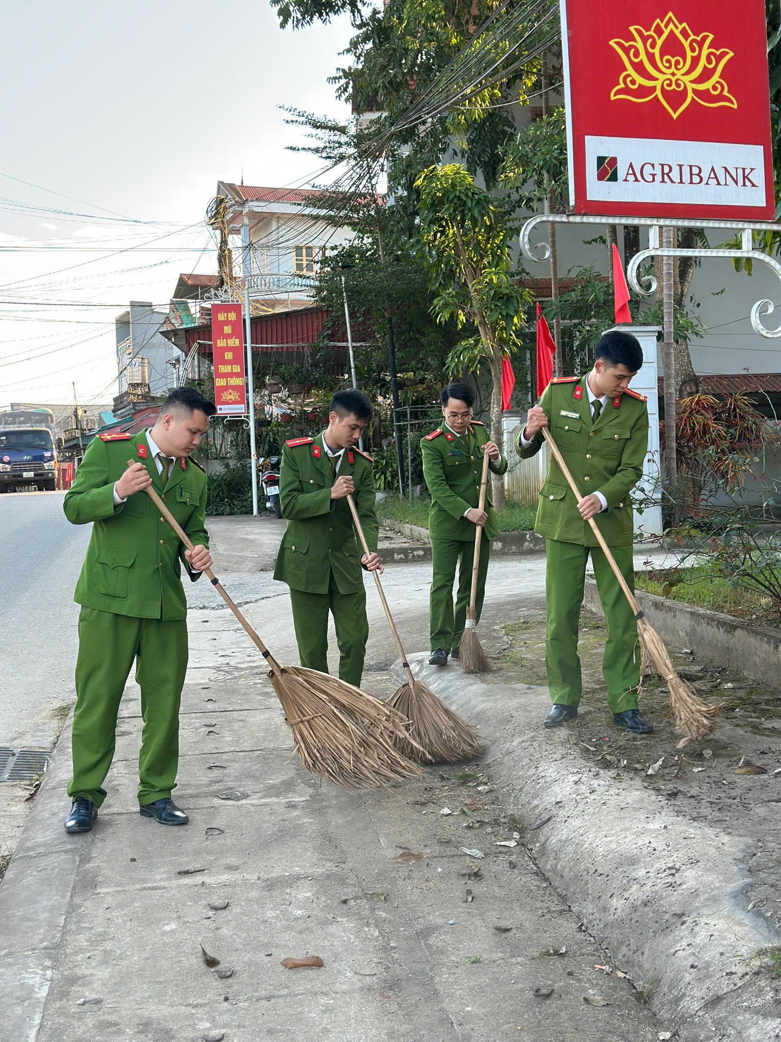 Tuổi trẻ Công an tỉnh Lào Cai ra quân “Ngày Chủ nhật xanh”: Lan tỏa lối sống xanh, dựng xây môi trường bền vững 5 589142226 1165146119142935 3598986402977725670 n