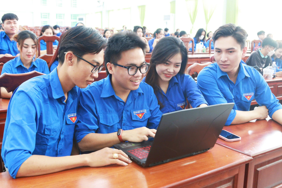 Giải pháp đồng bộ để phát triển nguồn nhân lực số 1 Sinh viên Trường Đại học Kiên Giang đẩy mạnh các hoạt động nâng cao năng lực số.