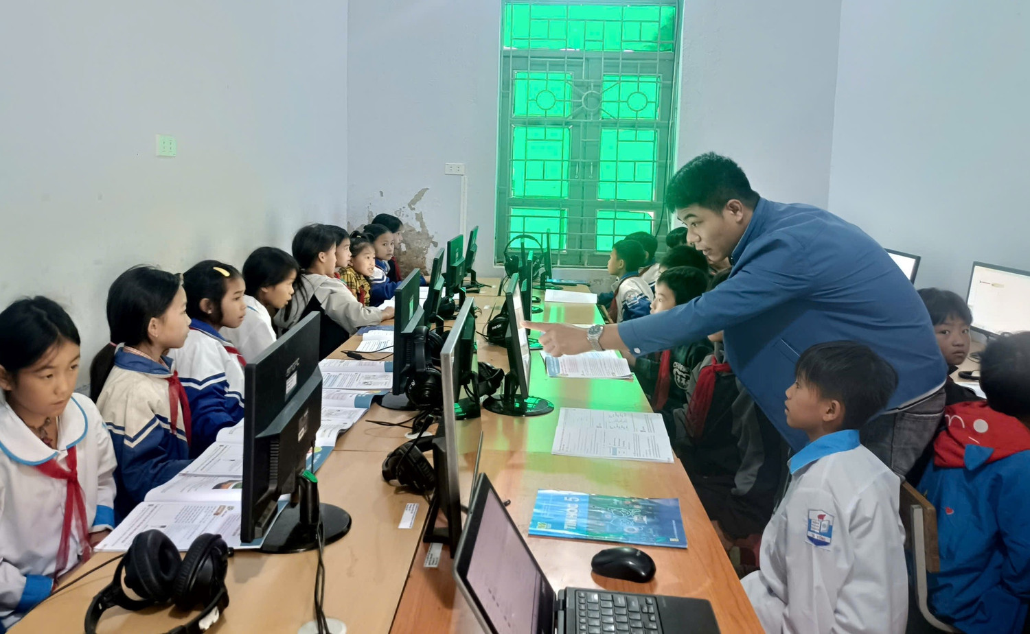 Nhiều giáo viên Lai Châu phải làm tăng giờ vì thiếu giáo viên. Trong ảnh: Thầy, trò Trường PTDTBT Tiểu học và THCS Tà Tổng (xã Tà Tổng, Lai Châu). Ảnh: Thuận Thiên co-hoi-cai-thien-thu-nhap-nang-cao-doi-song-giao-vien-2.jpg