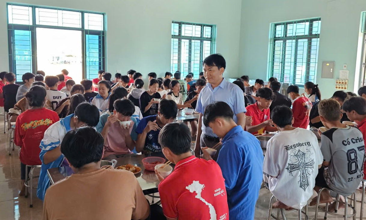Thầy giáo Nguyễn Văn Tập quan tâm, chăm lo đến từng bữa ăn bán trú của học sinh. dantocthieusojpg1.jpg