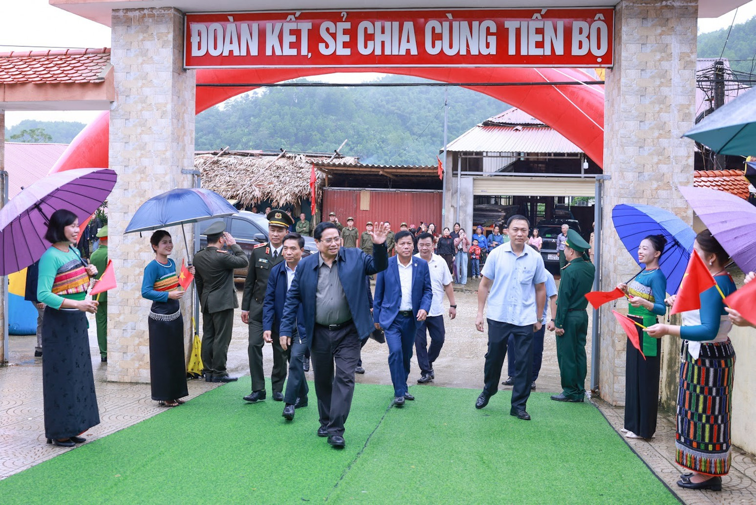 Thủ tướng Chính phủ Phạm Minh Chính tới dự lễ khởi công tại Trường nội trú liên cấp Tiểu học và Trung học cơ sở xã Yên Khương, Thanh Hóa - Ảnh: VGP/Nhật Bắc thu-tuong.jpg