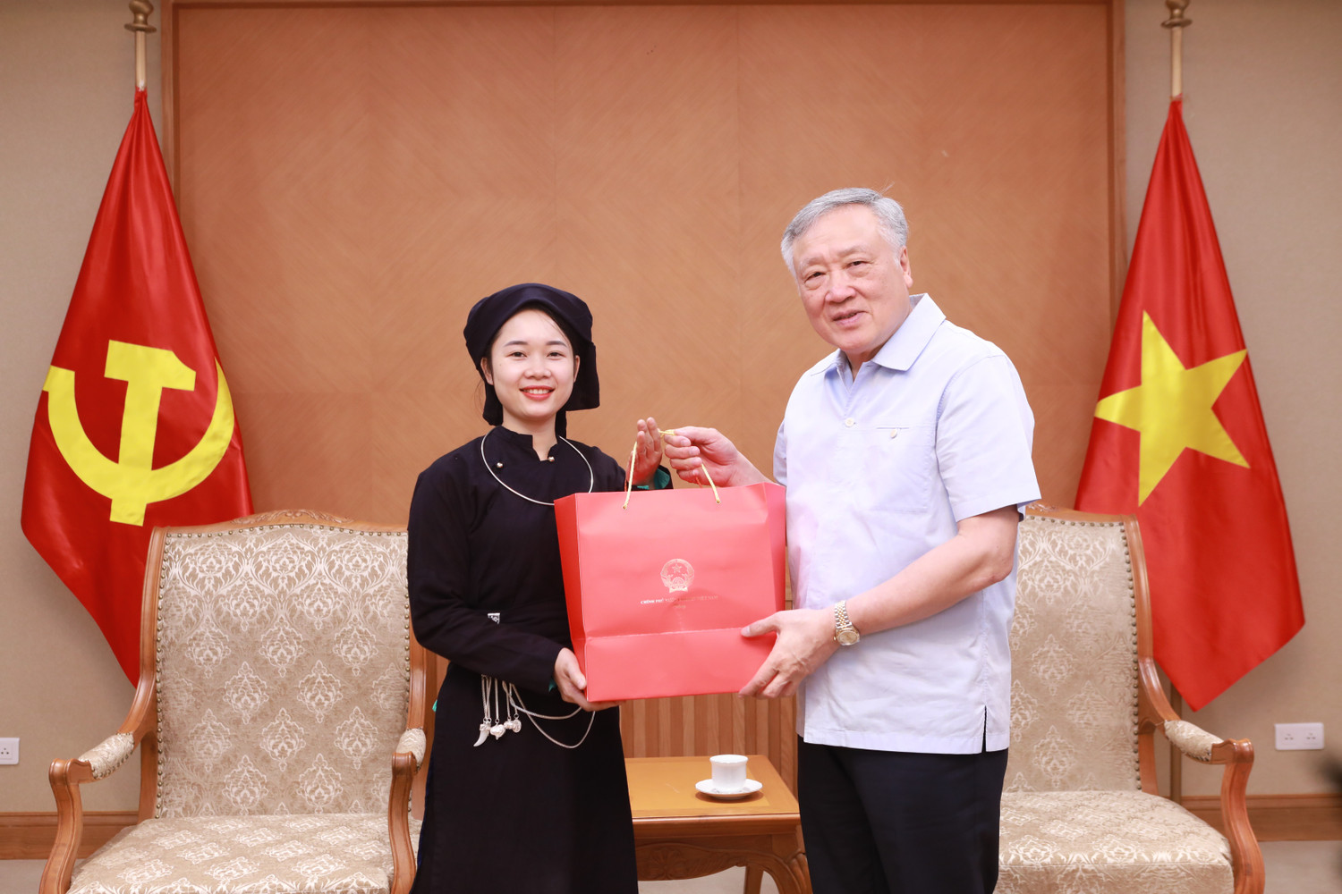 Cô Nông Thị Hằng Thảo bày tỏ niềm vui và vinh dự khi được diện kiến Phó Thủ tướng Thường trực Nguyễn Hòa Bình tại Hà Nội. 2.jpg