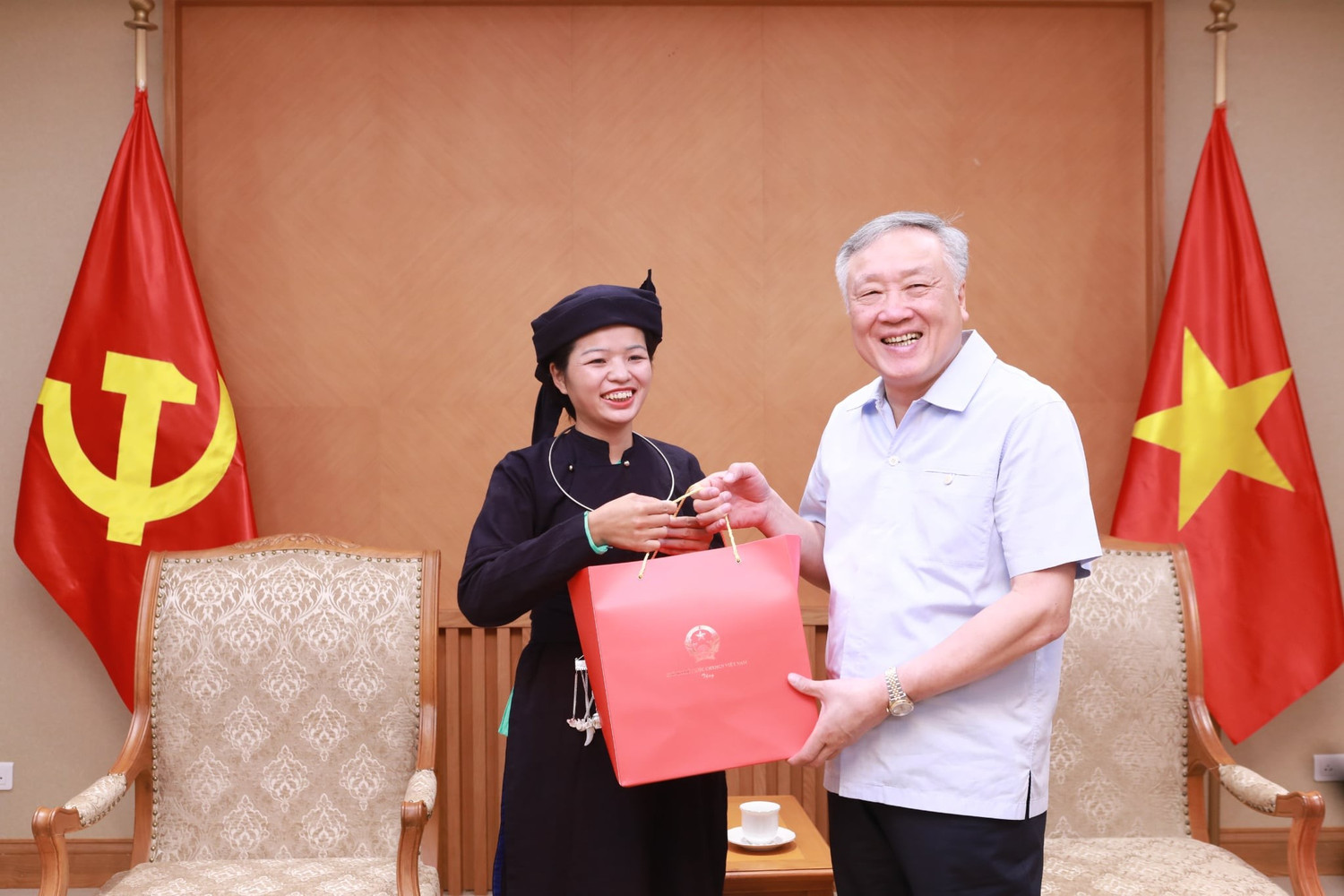 Phó Thủ tướng Thường trực Nguyễn Hòa Bình tặng quà cho cô Nông Lê Luyện. 9bc3fb07-84f3-4611-8910-7d1695ba6758.jpg