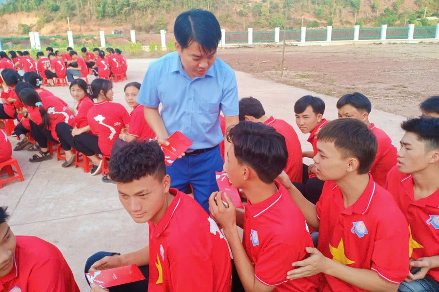 Thầy giáo vùng cao gieo khát vọng học tập cho học trò dân tộc thiểu số 1 Thầy giáo Nguyễn Văn Tập tặng quà cho học sinh nhân dịp năm mới.