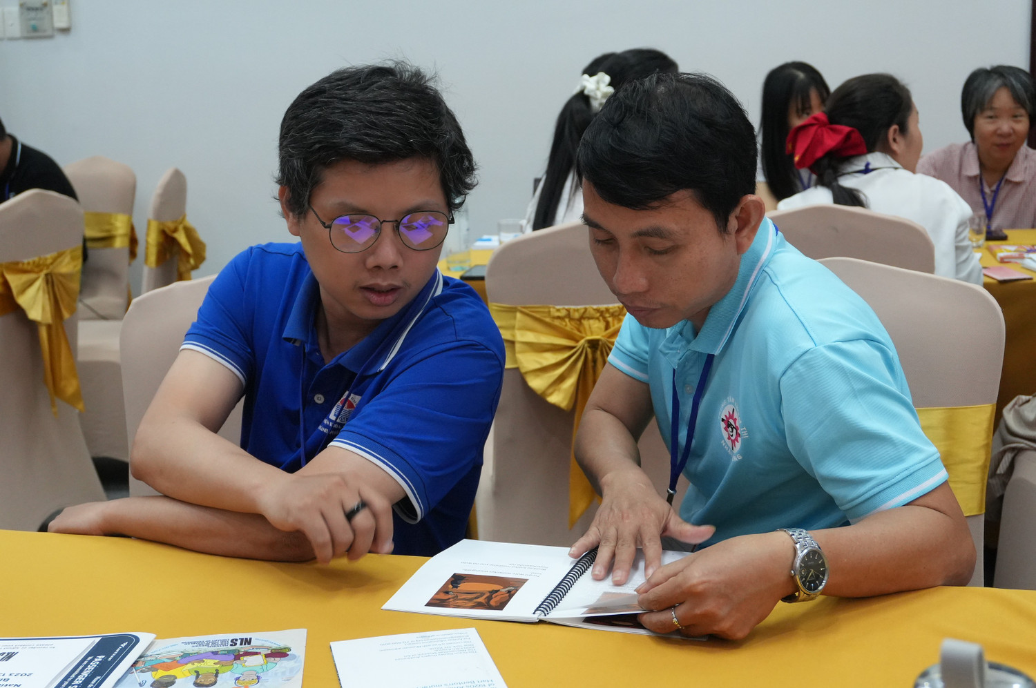 Anh Hoàng (bên trái) tìm hiểu sách in nổi. Ảnh: BTC. dsc06330.jpg