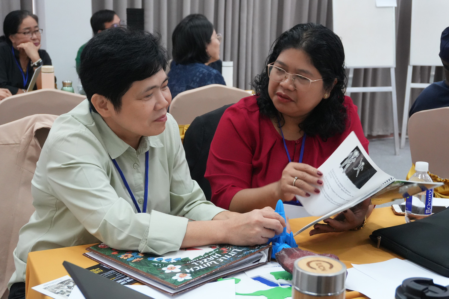 Bà Vilvar Maria Lea, cán bộ Thư viện Quốc gia Philippines, học viên khiếm thị của khóa tập huấn sử dụng mô hình 3D tại hội thảo. Ảnh: BTC. dsc06375.jpg