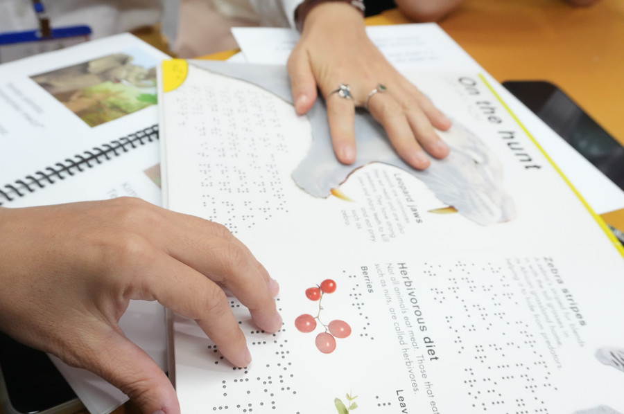 Mở cánh cửa tri thức bằng chữ nổi và in 3D 1 Học viên sử dụng sách chữ nổi. Ảnh: BTC.