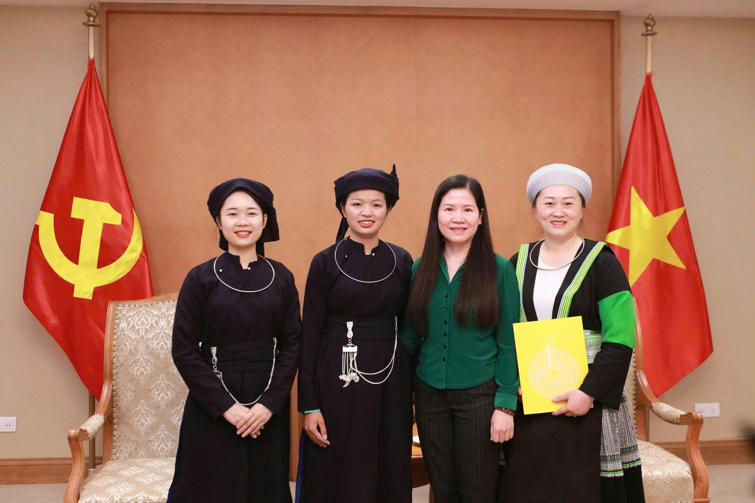 Bà Mai Thị Thu Vân - Phó Chủ nhiệm Văn phòng Chính phủ tặng quà động viên tinh thần 3 nữ nhà giáo. qua-2.jpg