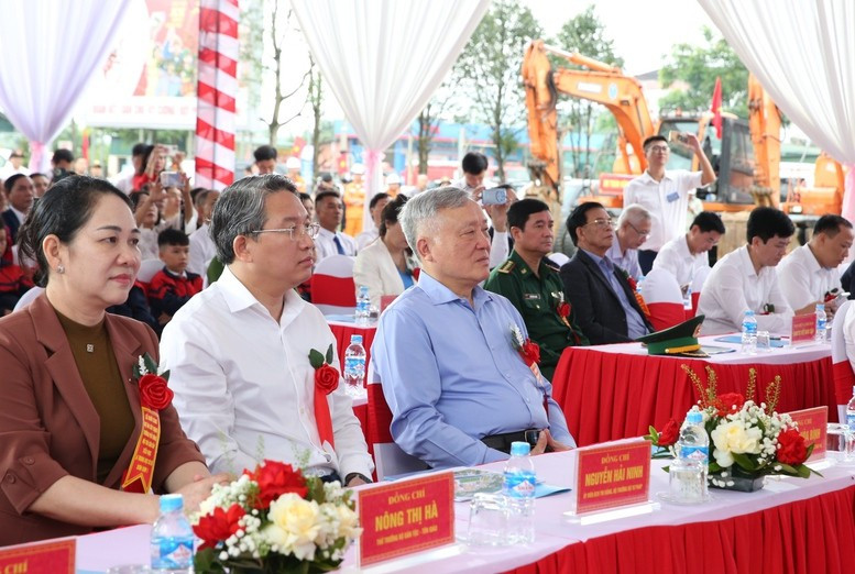 Phó Thủ tướng Thường trực Chính phủ Nguyễn Hòa Bình, Bộ trưởng Bộ Tư pháp Nguyễn Hải Ninh dự lễ khởi công dự án Trường nội trú liên cấp Tiểu học – THCS Sơn Kim 1, tỉnh Hà Tĩnh - Ảnh: VGP/Nguyễn Hoàng nxt1315-17626525249031266984086.jpg