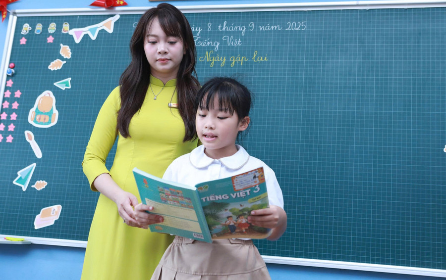 Tỏa sáng giá trị nghề giáo 1 Dù công nghệ có phát triển đến đâu thì vai trò của người thầy trong xã hội vẫn luôn được khẳng định. Ảnh minh họa: Đình Tuệ