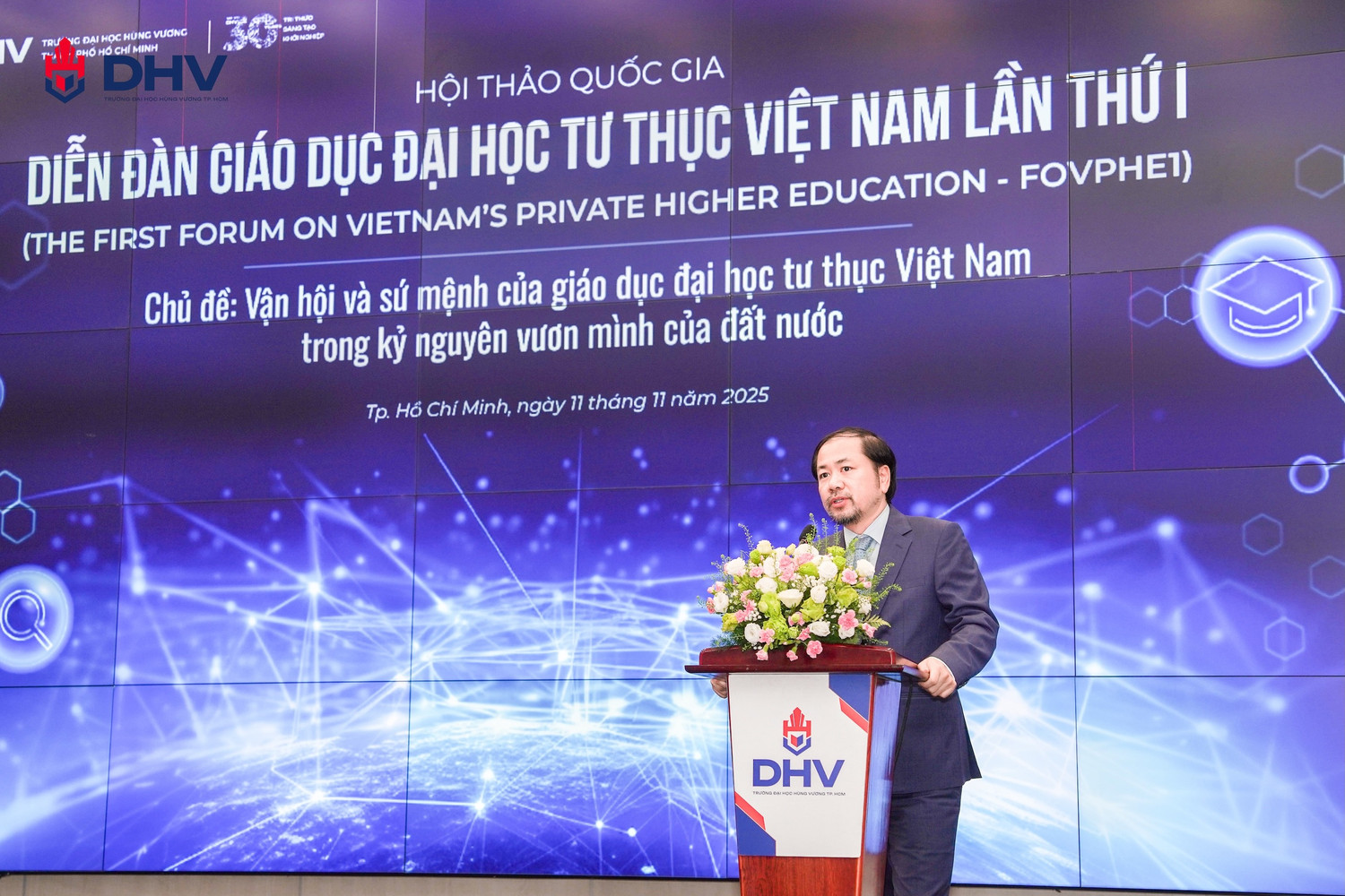 TS Trần Việt Anh, Phó Hiệu trưởng phụ trách Trường Đại học Hùng Vương TPHCM phát biểu tại diễn đàn.