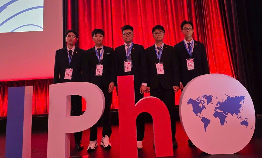 Trần Lê Thiện Nhân (ngoài cùng bên phải) và các thành viên trong đội tuyển Olympic Vật lí quốc tế năm 2025. Ảnh: Moet