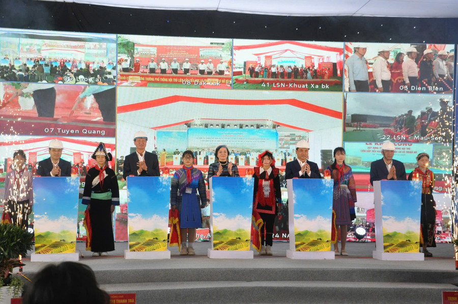 Phó Thủ tướng Phạm Thị Thanh Trà cùng các đại biểu khởi công công trình.