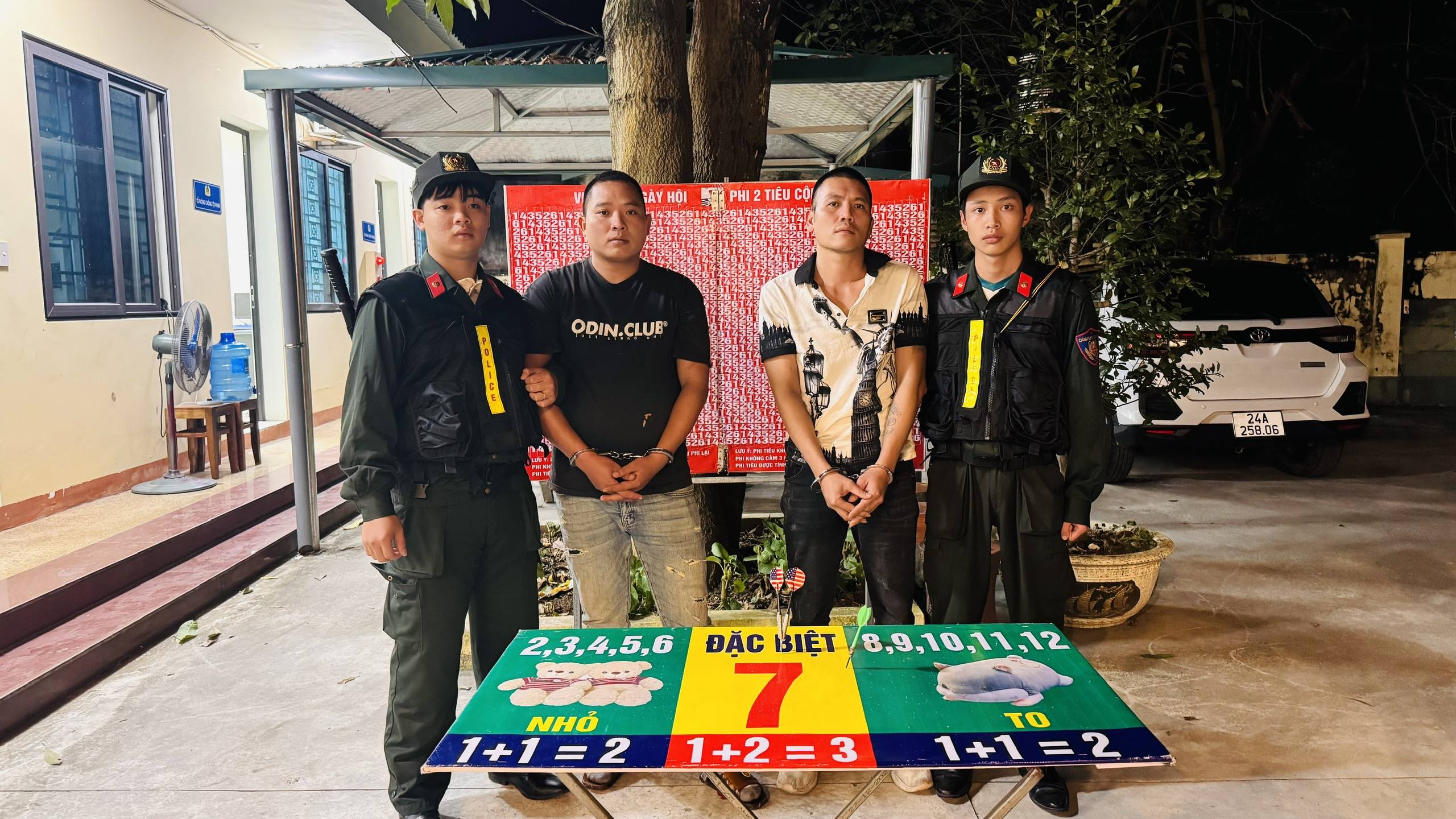 Bắt giữ 2 đối tượng có hành vi đánh bạc ăn tiền dưới hình thức trò chơi phi tiêu tại hội chợ Việt - Trung 1 Anh 1. Bat giu 2 doi tuong cung toan bo tang vath