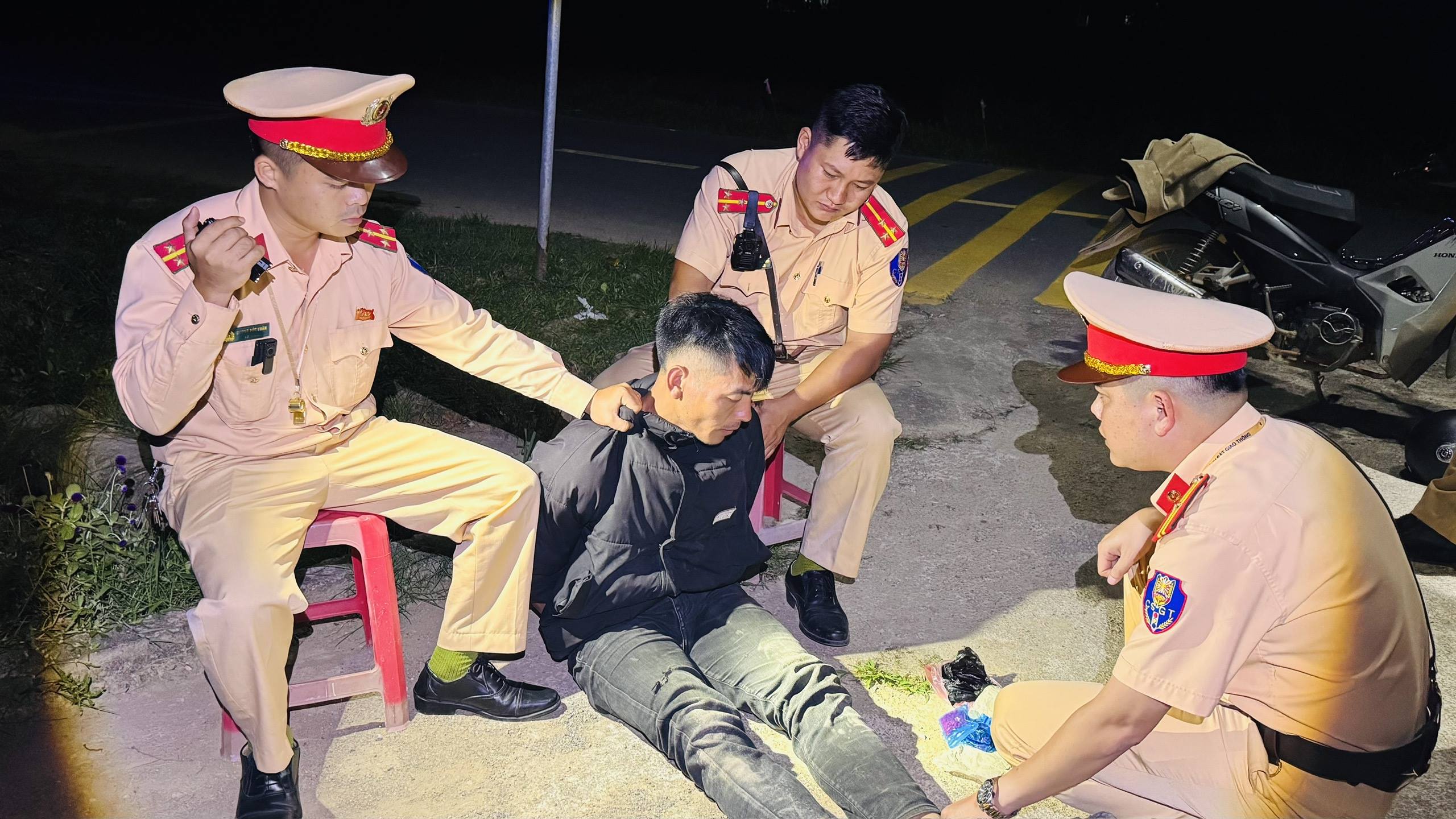 Lào Cai: Bắt quả tang hai đối tượng vận chuyển 1.400 viên ma túy tổng hợp 1 Anh 1. Hien truong bat giu doi tuong Sung Seo Chu cung tang vat