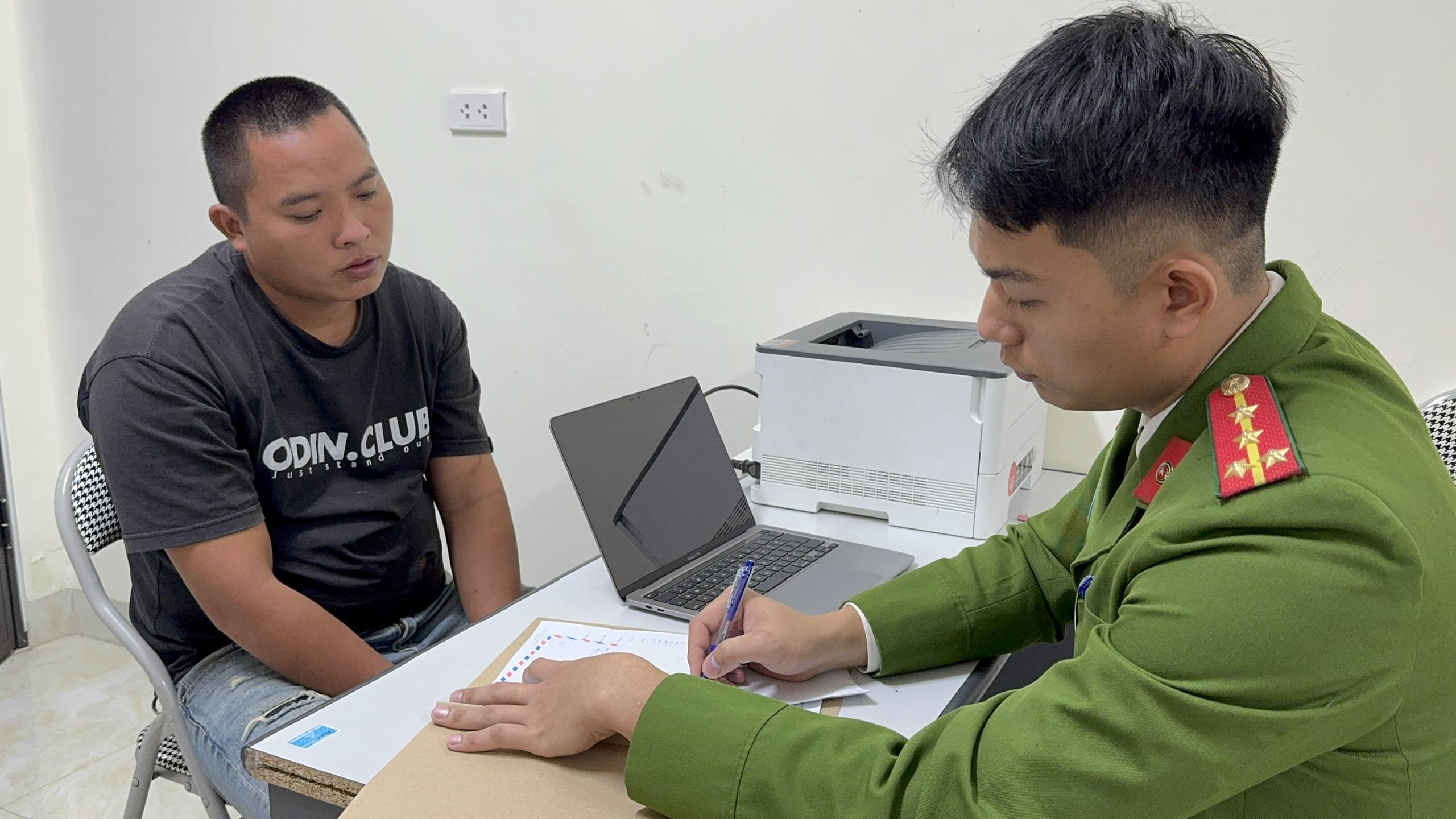 Bắt giữ 2 đối tượng có hành vi đánh bạc ăn tiền dưới hình thức trò chơi phi tiêu tại hội chợ Việt - Trung 3 Anh 2. Lay loi khai cac doi tuong 2 608219