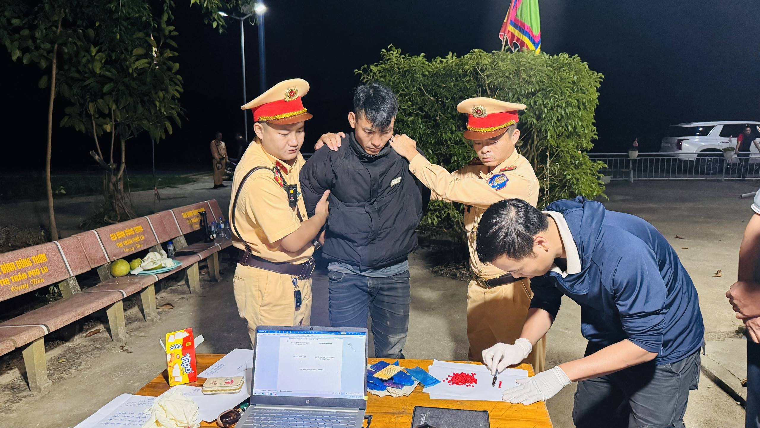 Lào Cai: Bắt quả tang hai đối tượng vận chuyển 1.400 viên ma túy tổng hợp 2 Anh 4. Doi tuong cung tang vat tai co quan Cong a 1