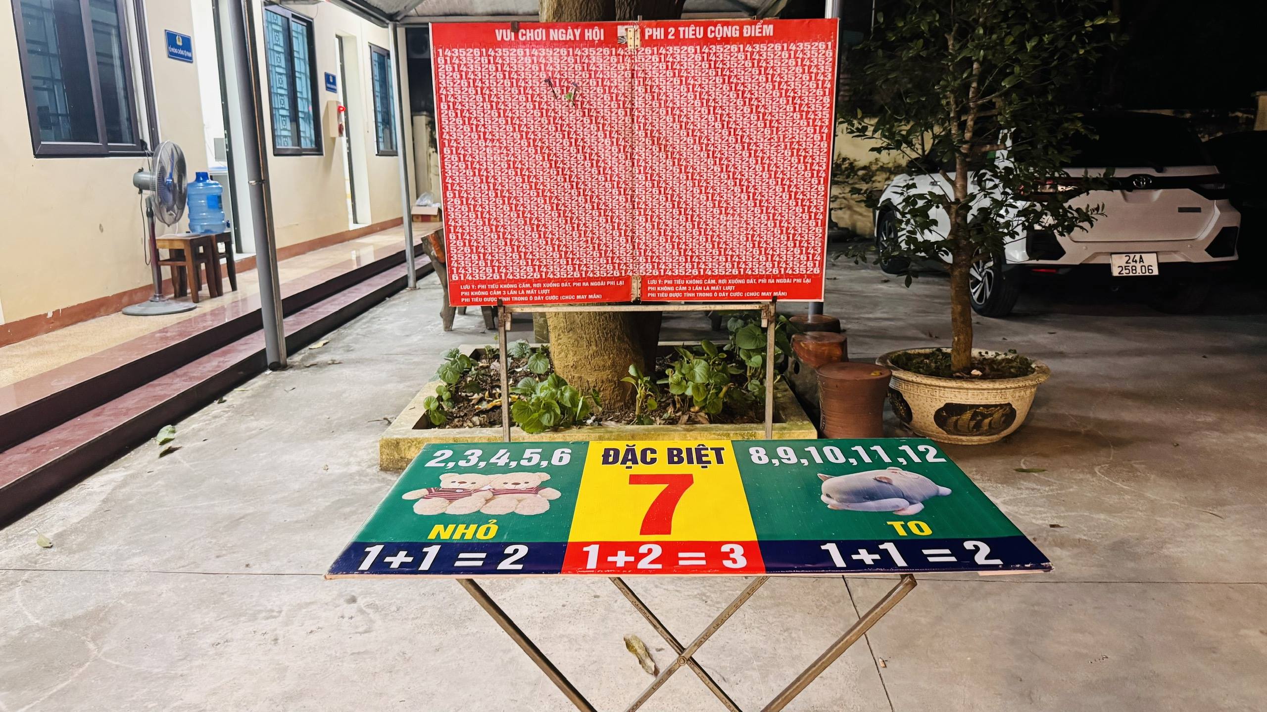 Bắt giữ 2 đối tượng có hành vi đánh bạc ăn tiền dưới hình thức trò chơi phi tiêu tại hội chợ Việt - Trung 5 Anh 4. Tang vat thu giu