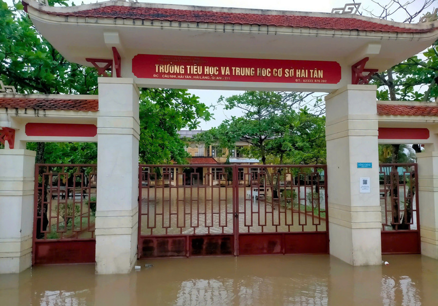 Trường Tiểu học & THCS Hải Tân (Nam Hải Lăng, Quảng Trị) ngập sâu trong nước. Ảnh: Đăng Đức