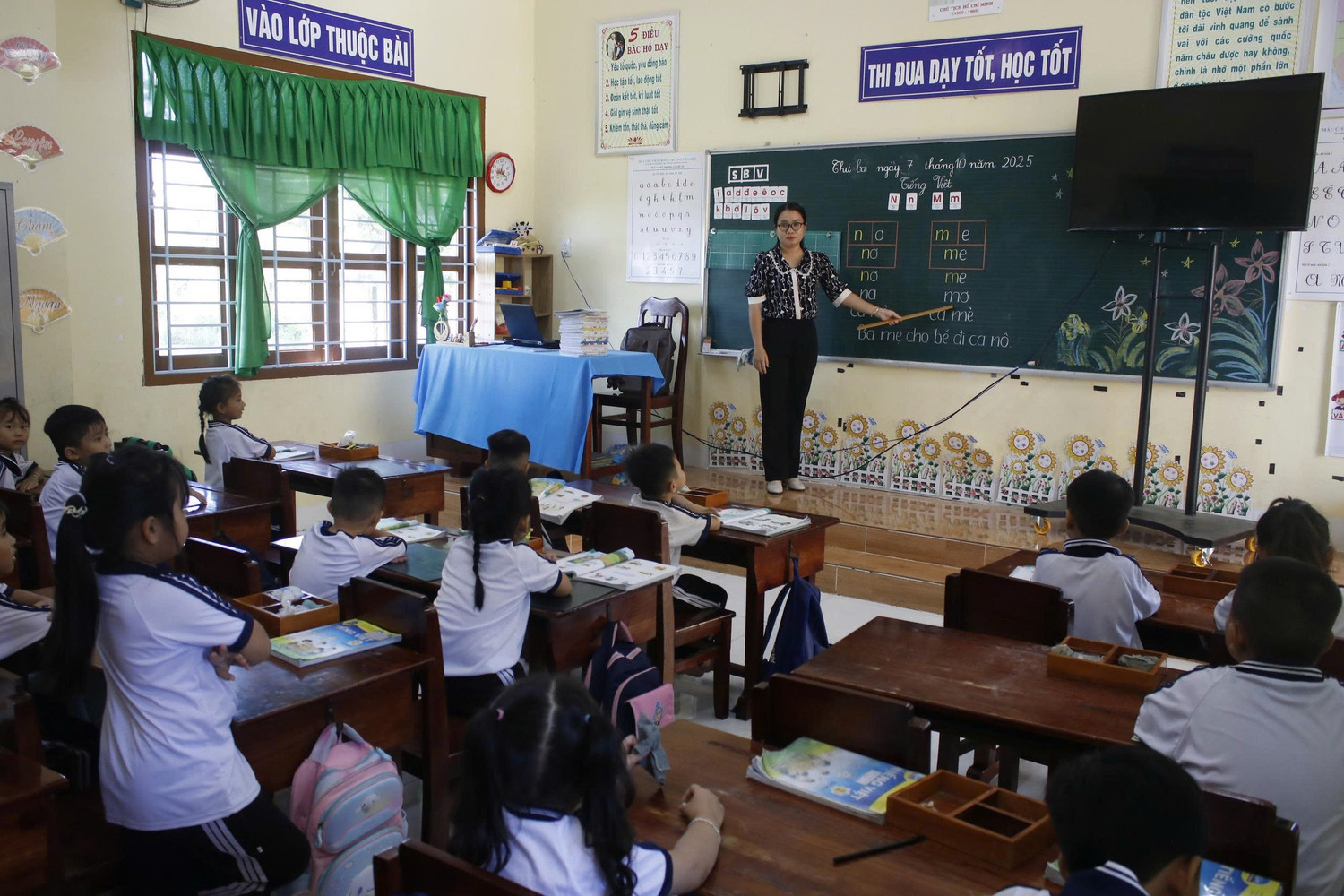 Cô, trò Trường Tiểu học Thường Lạc 2 (phường Thường Lạc, Đồng Tháp). Ảnh: T. Nhơn co-hoi-cai-thien-thu-nhap-nang-cao-doi-song-giao-vien-3.jpg