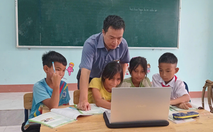 Thầy Hoàng Dương Hòa, giáo viên Trường Tiểu học & THCS A Ngo hướng dẫn học sinh học Tin học. Ảnh: Đăng Đức