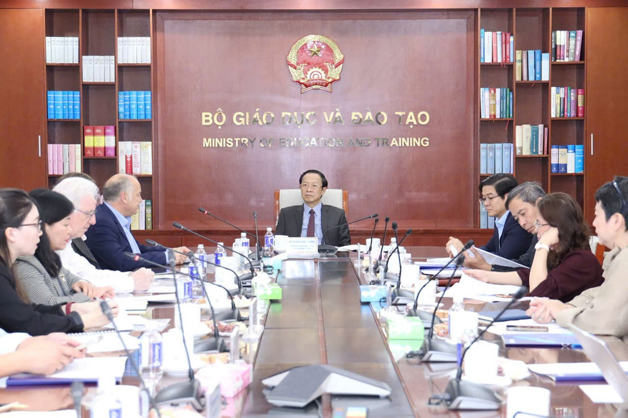 Ứng dụng công nghệ đưa tiếng Anh trở thành ngôn ngữ thứ hai trong trường học 1 Quang cảnh buổi làm việc.