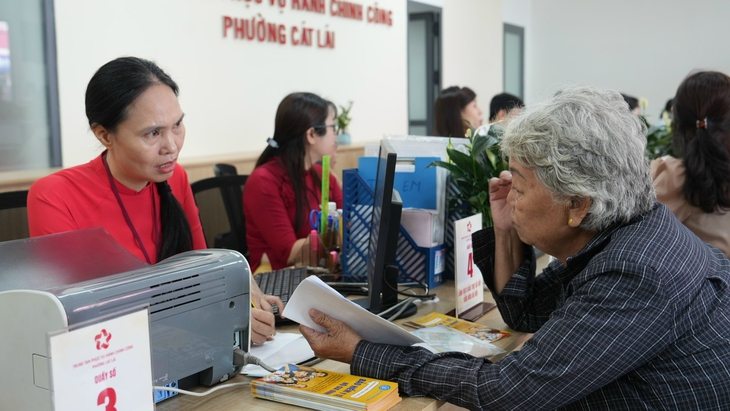 Từ 1/11, chuyển tiền từ 500 triệu đồng phải khai báo 1 Hướng dẫn người dân làm thủ tục BHXH tại Trung tâm hành chính công phường Cát Lái, TP.HCM - Ảnh: H.HẠNH